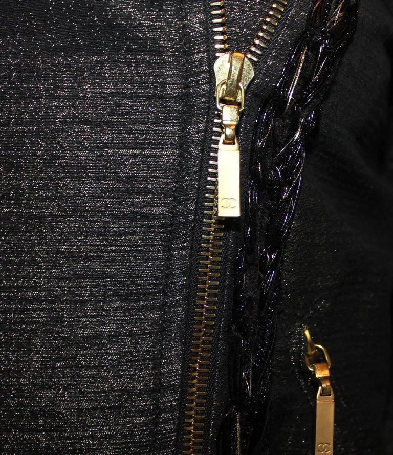 UNWORN Chanel Metallic Chain Detail Biker Jacket with Detachable Chain Belt 34   In Good Condition For Sale In Switzerland, CH