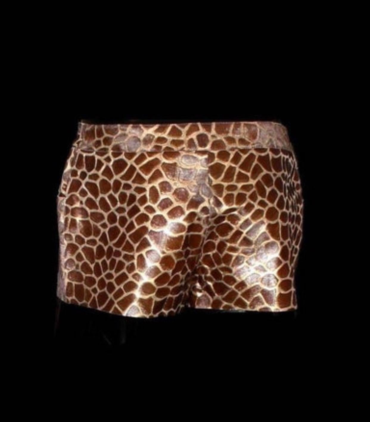 UNWORN Chanel Metallic Pelz Giraffen Tierdruck Safari Hot Hose Shorts 40 im Angebot 4