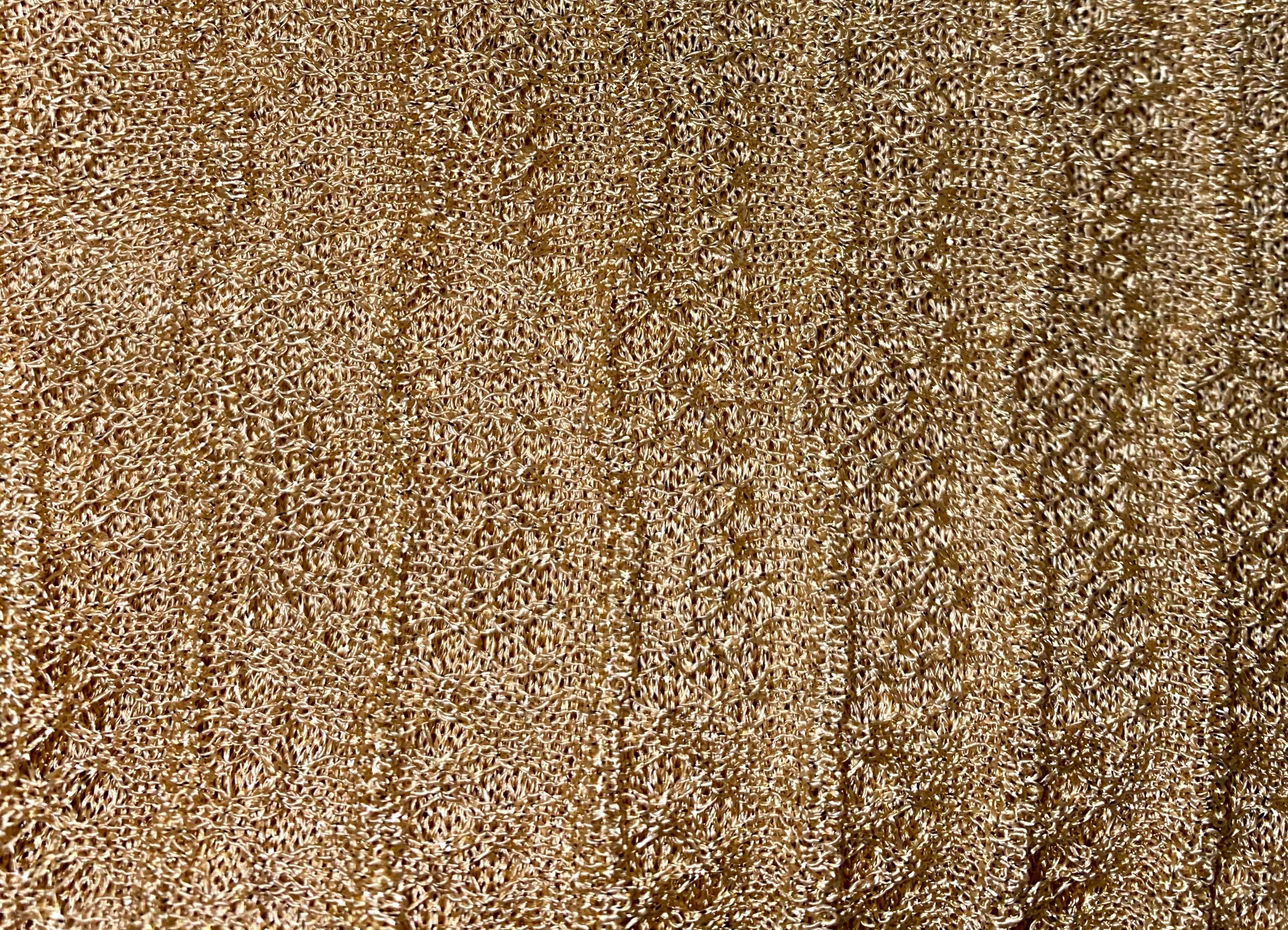 Chanel - Robe longue Métiers d'Art en maille crochet métallique dorée, état neuf Excellent état - En vente à Switzerland, CH