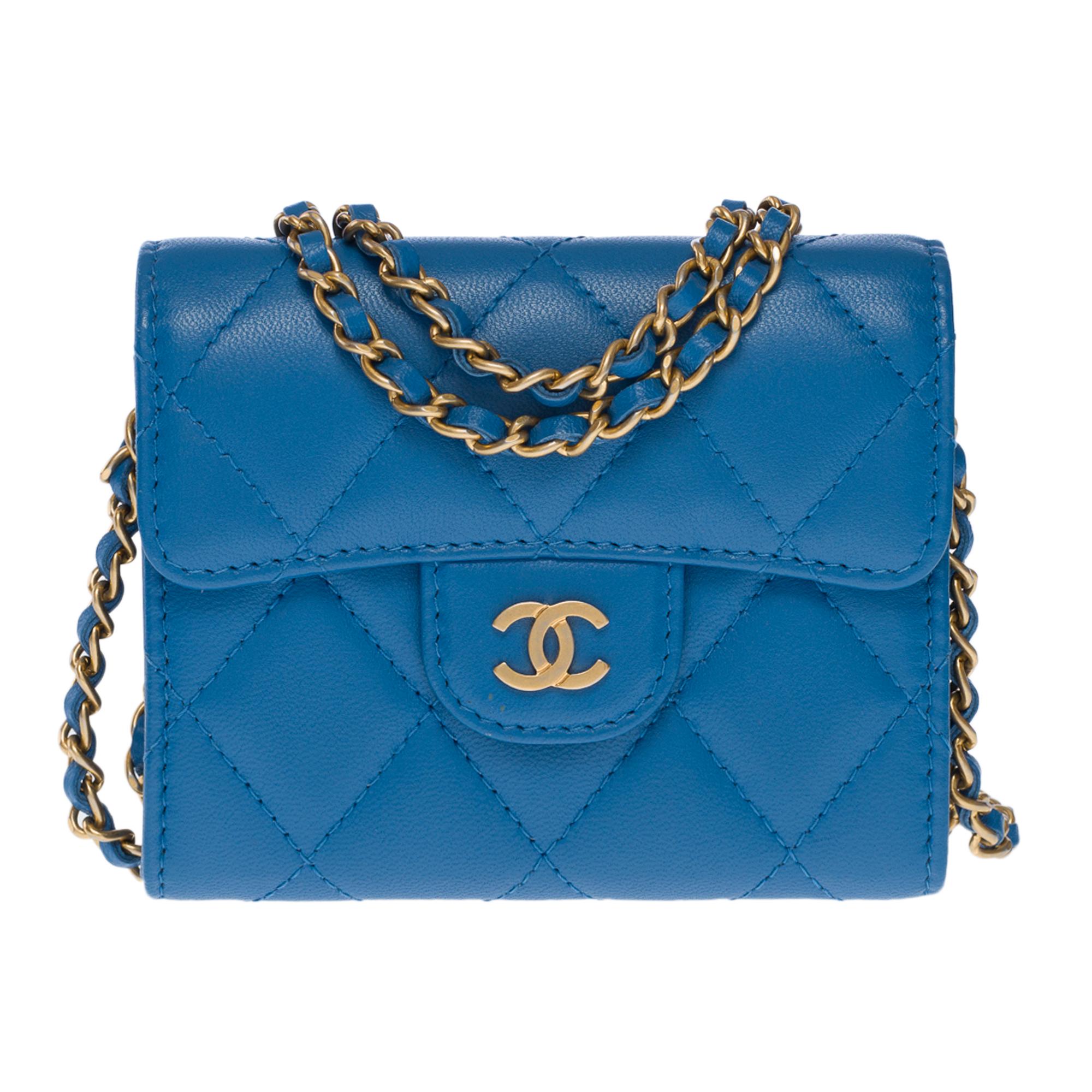 Beautiful Mini Chanel Wallet On Chain (WOC) shoulder bag in blue quilted leather, matte gold antique metal hardware, a chain handle in matte gold antique metal interlaced with blue leather for a shoulder and crossbody support

Closure by flap, CC