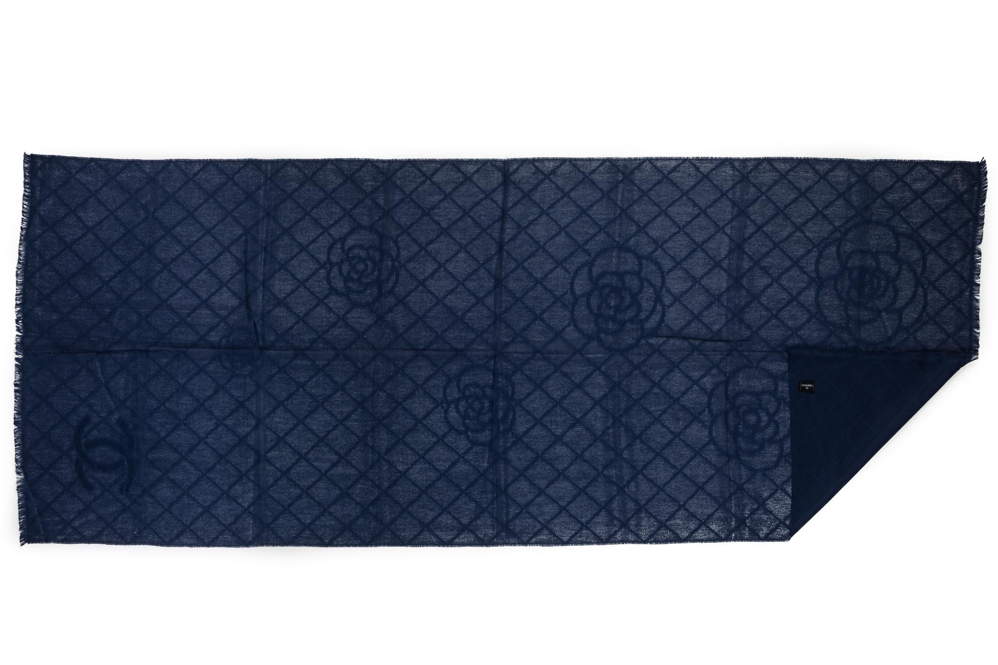 Châle Chanel neuf en cachemire et camélia bleu marine avec logo. Étiquette d'entretien.