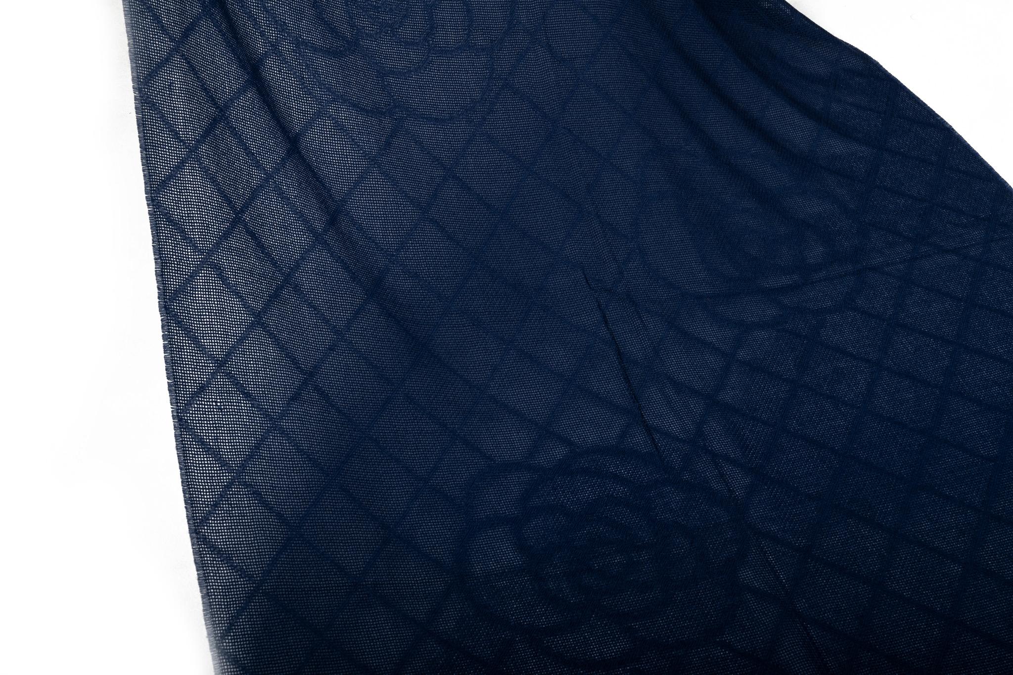 Chanel Marineblauer Kaschmir-Schal mit Kamelienblumenmuster (Schwarz) im Angebot