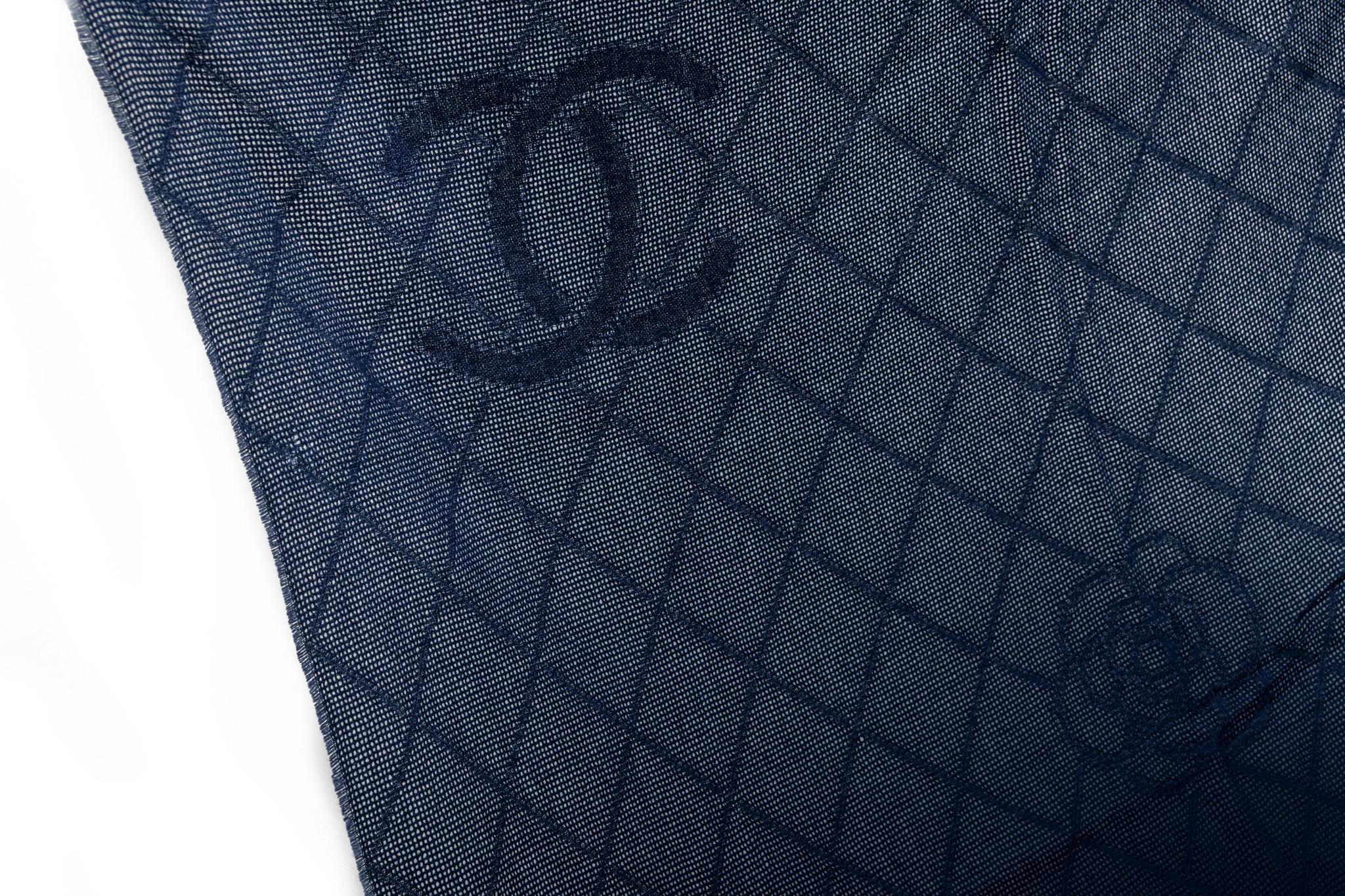 Chanel Marineblauer Kaschmir-Schal mit Kamelienblumenmuster Damen im Angebot