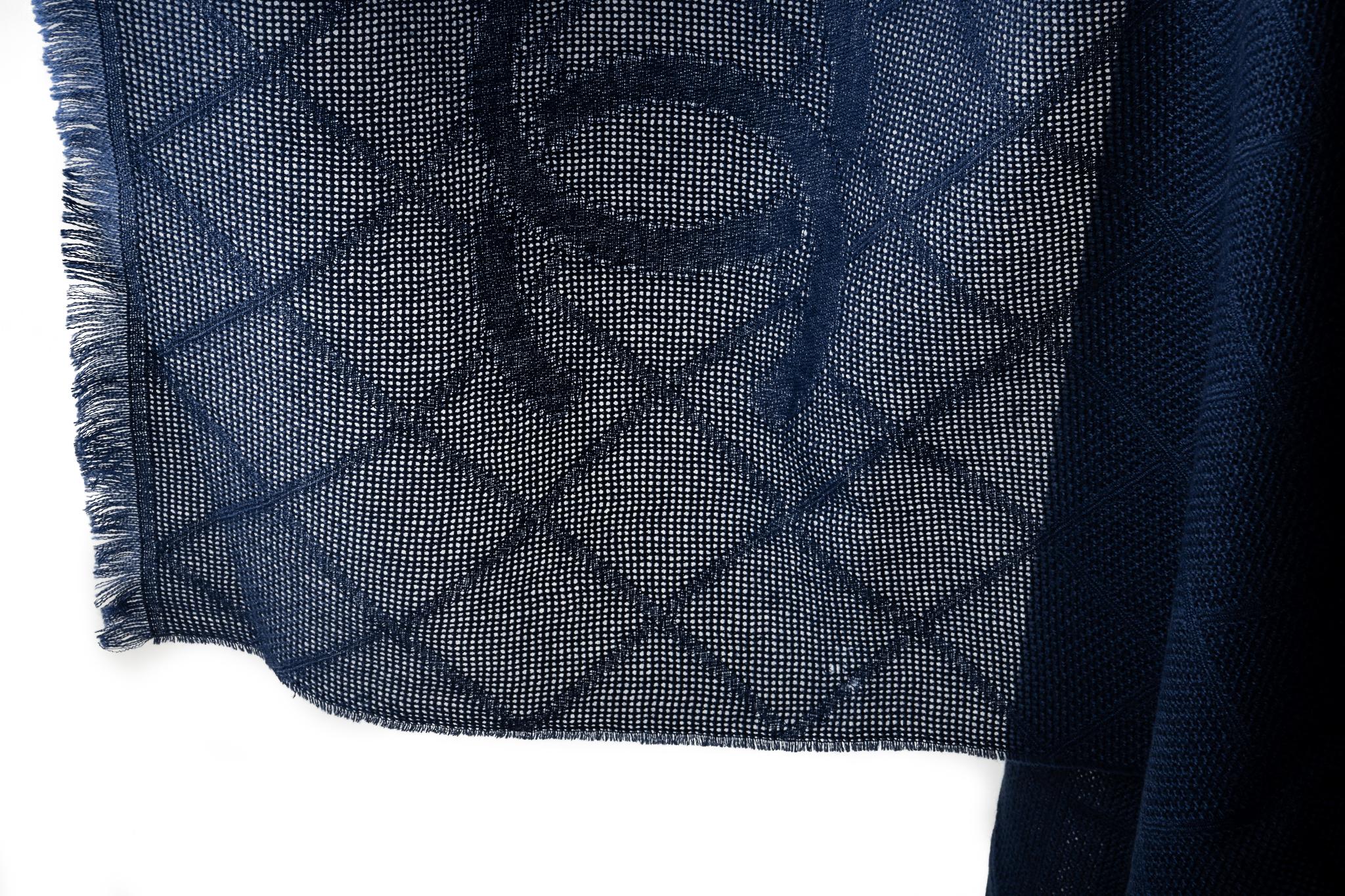 Chanel Marineblauer Kaschmir-Schal mit Kamelienblumenmuster im Angebot 1