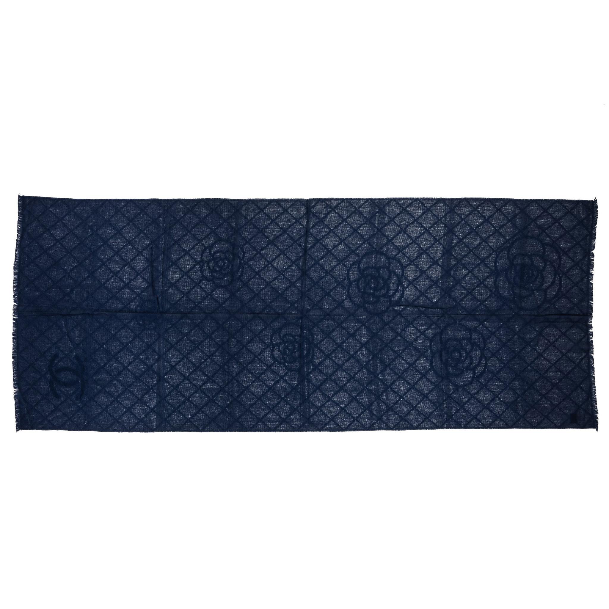 Chanel Marineblauer Kaschmir-Schal mit Kamelienblumenmuster im Angebot