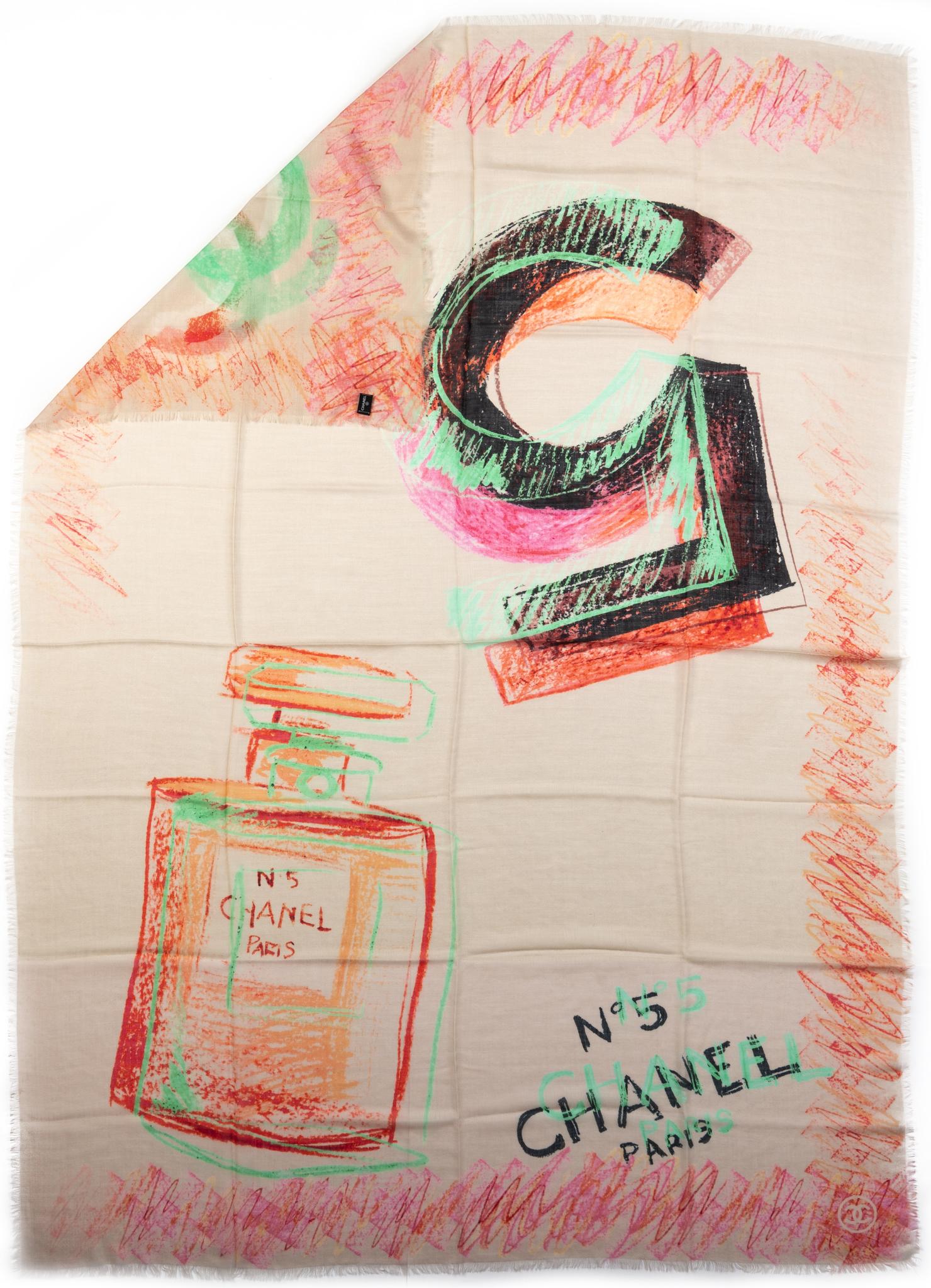 Chanel nouveau cachemire et soie écru no. 5, logo du flacon de parfum, châle. Étiquette d'entretien.
