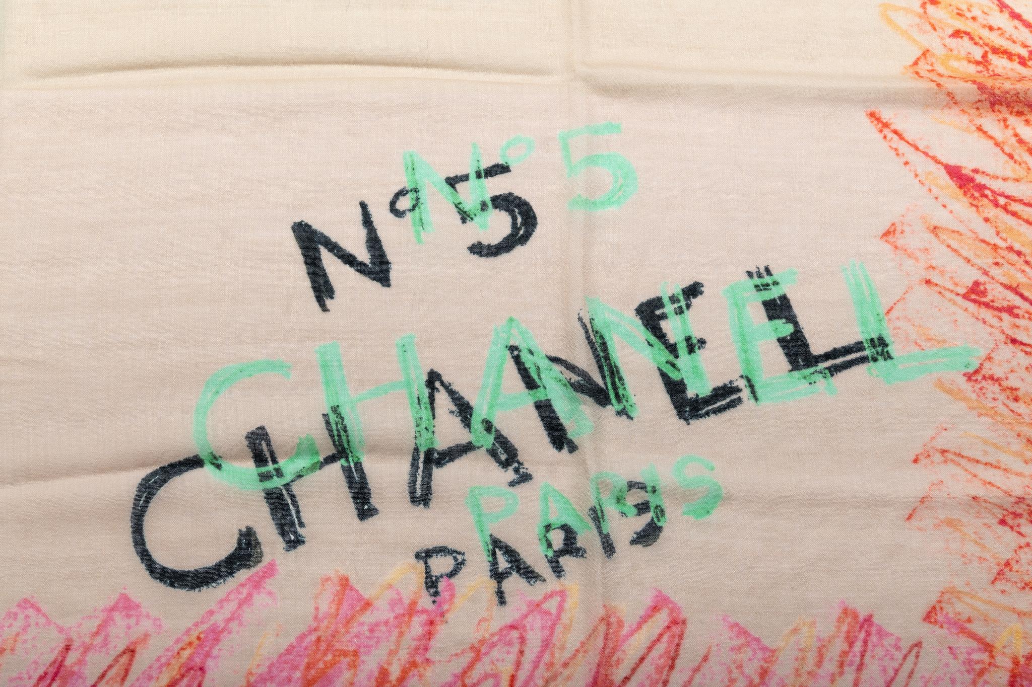 Beige Nouveau Châle en soie cachemire Chanel No.5 en vente