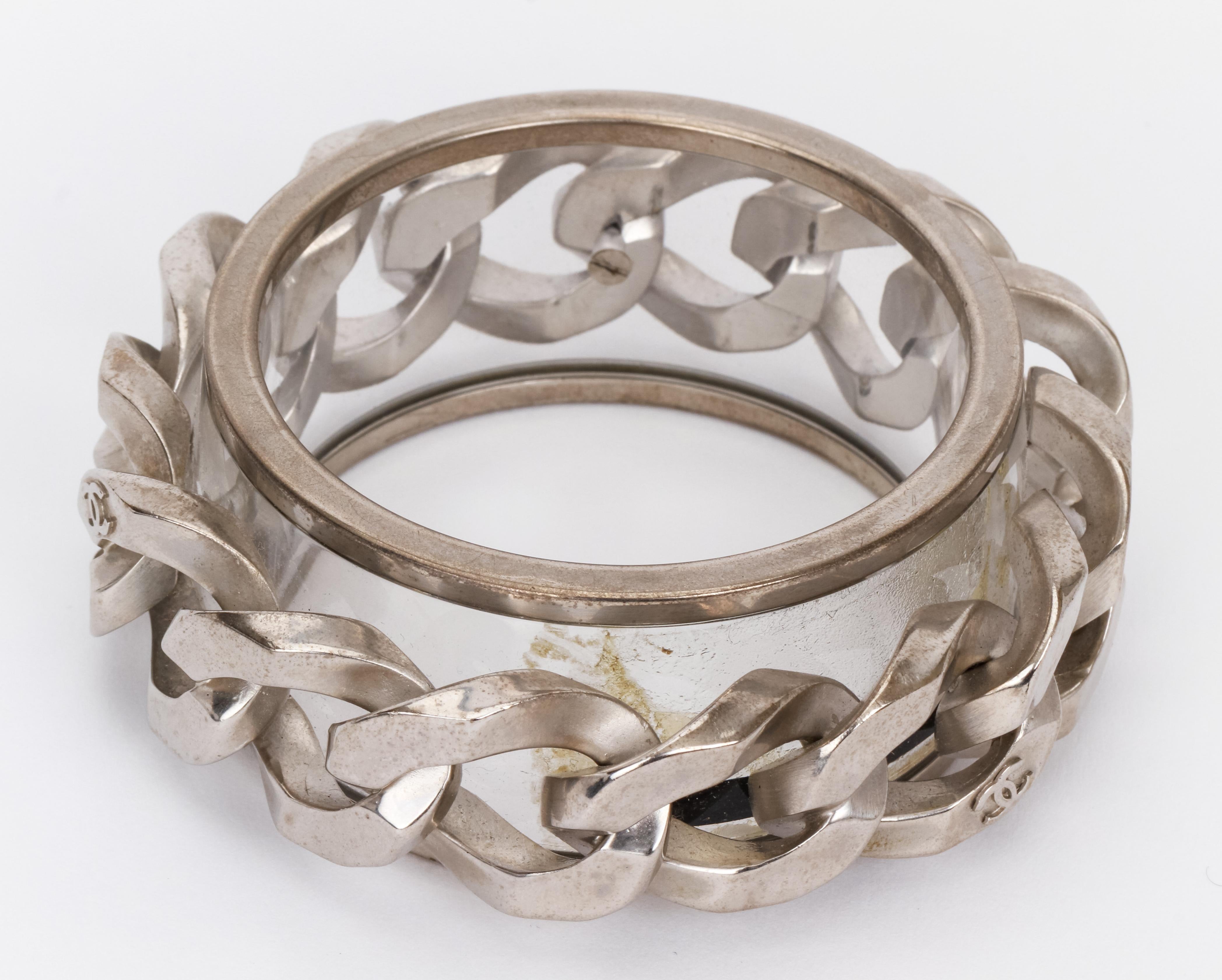 Chanel chaîne surdimensionnée montée sur un bracelet en lucite, avec étiquette d'origine avec codes à l'intérieur (petit résidu de colle de l'étiquette). pièce d'apparat. diam. ext. 3.75