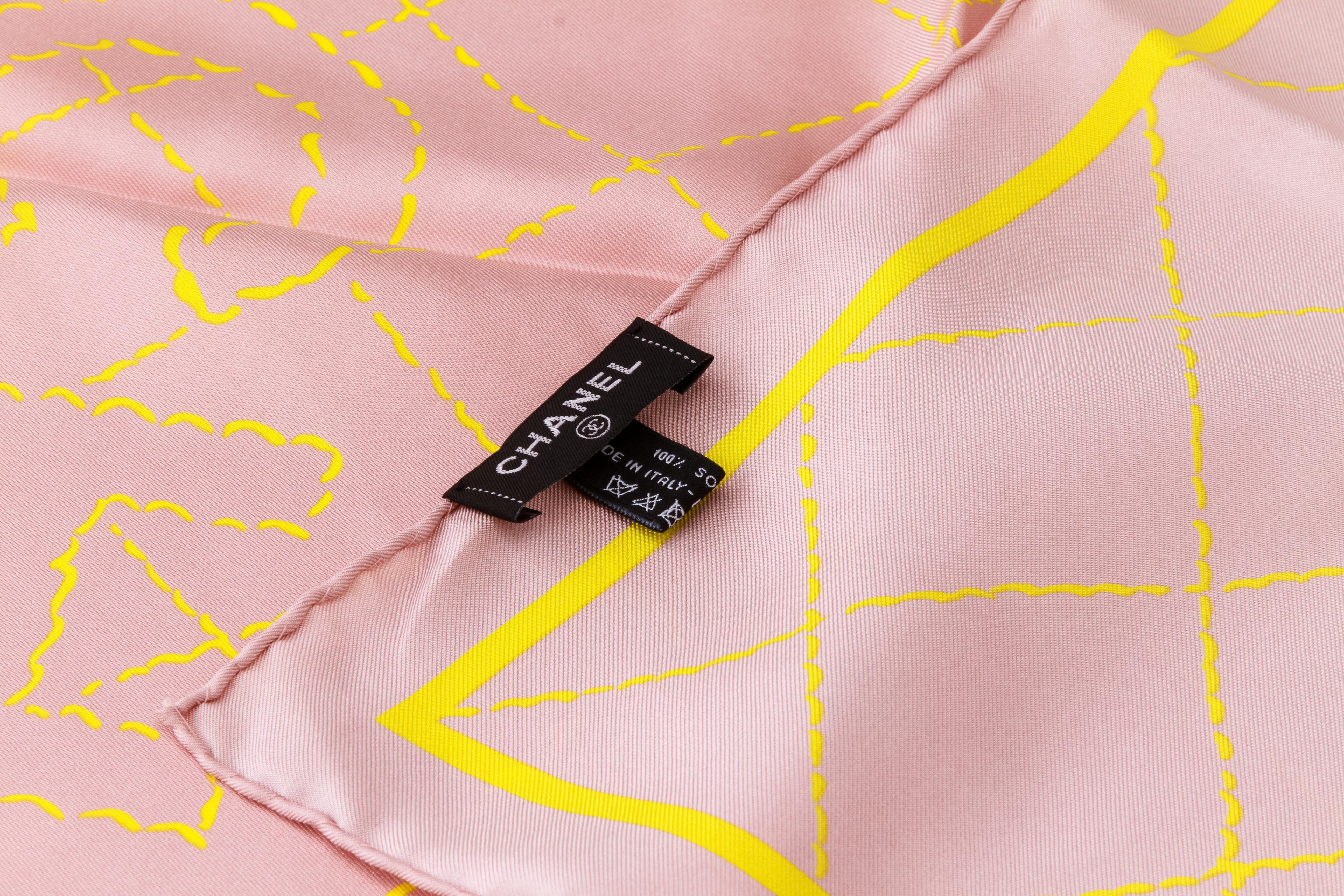 Neuer Chanel Rosa und Gelber gesteppter Schal (Beige) im Angebot