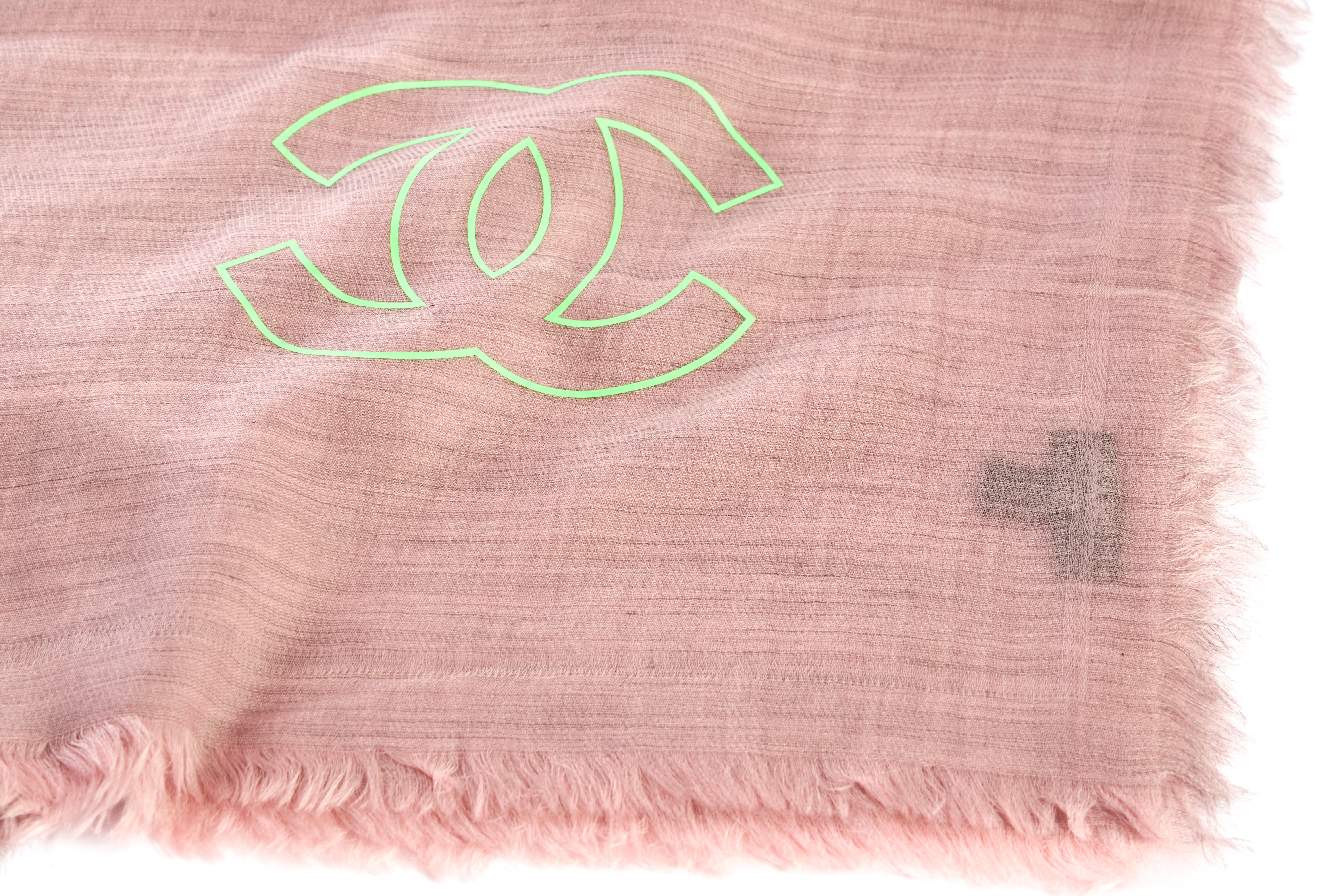 Chanel brandneuer rosa Kaschmirschal mit gesticktem cc-Logo. 70% Kaschmir:: 30% Seide. Kommt mit Original-Pflegeetikett.