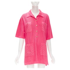 CHANEL - Robe polo anglaise en maille de viscose rose avec broderie de boutons dorés CC, taille FR 38 M, état neuf