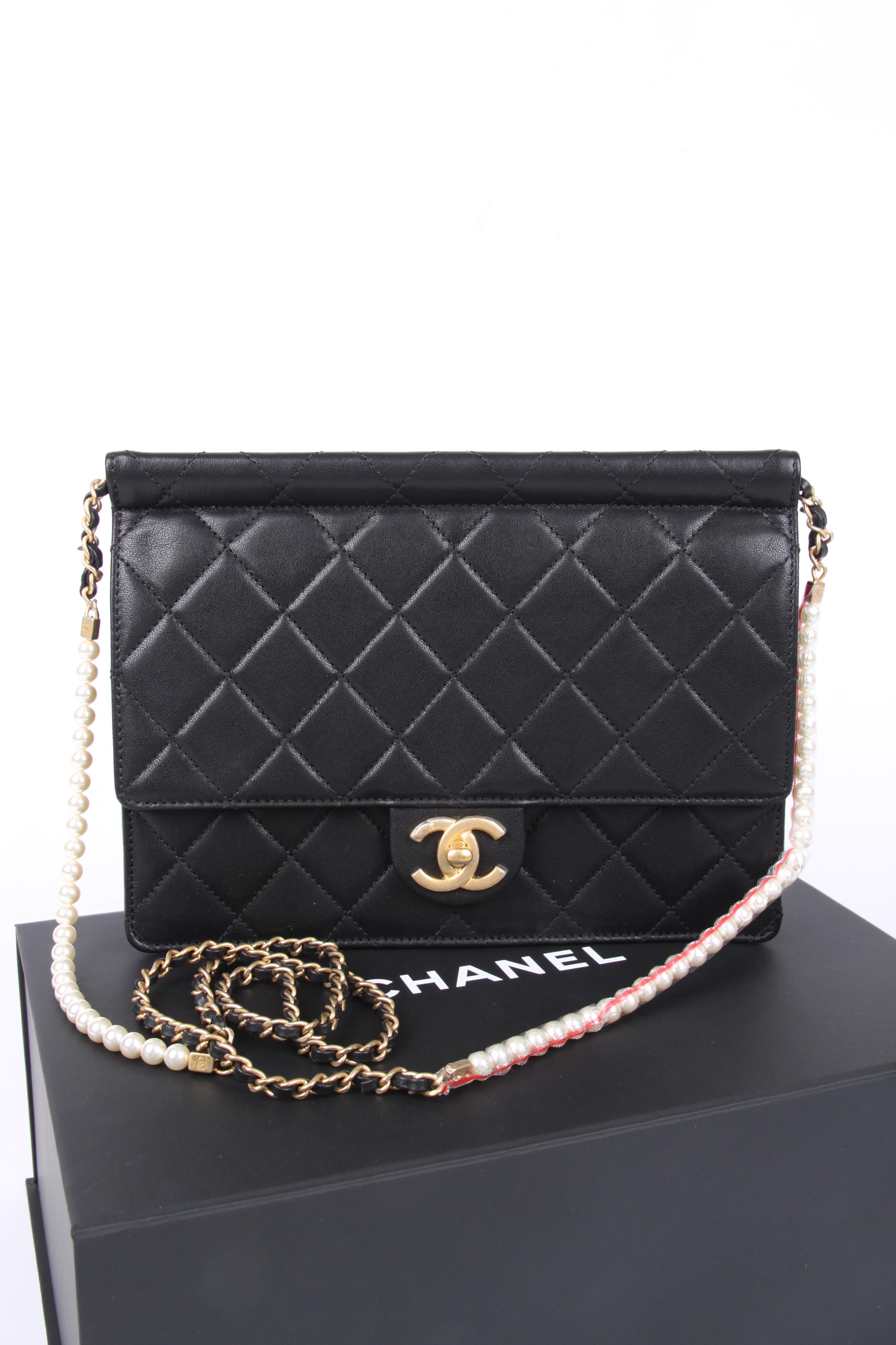 This one is from the latest collection, unfortunately it doesn't have a very sparkling or exciting name, at Chanel's they just call it 'Flap Bag'.

But it definitely is special; it has a handy size, matte gold-tone hardware and as much as two rows