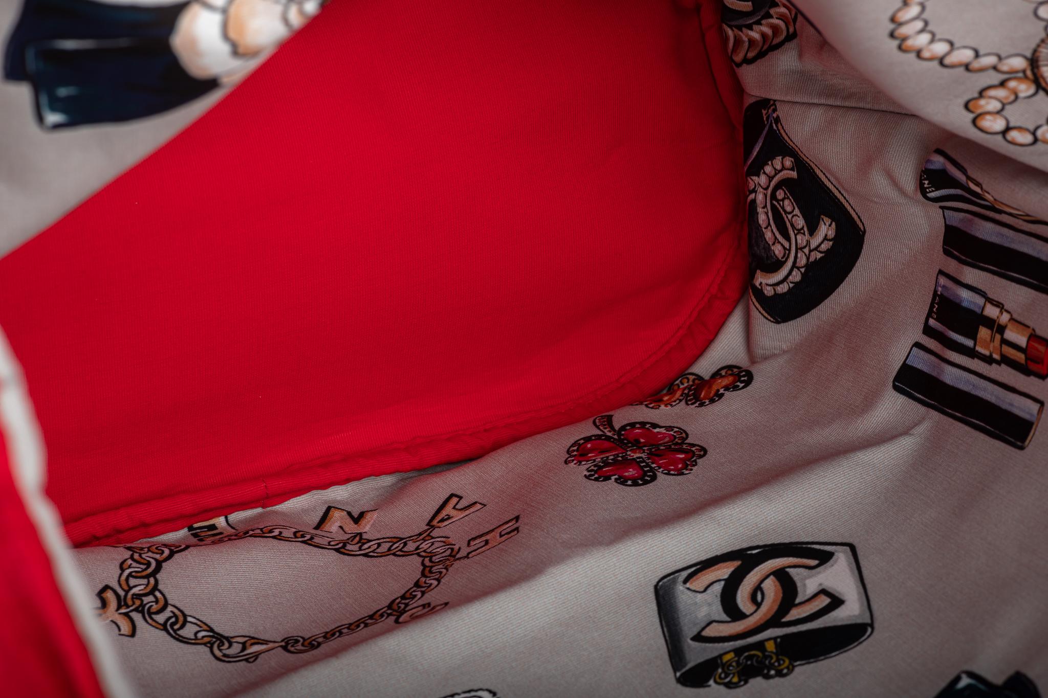Nouveau ensemble de serviettes de plage et de sacs à dos rouges Chanel au design emblématique en vente 9