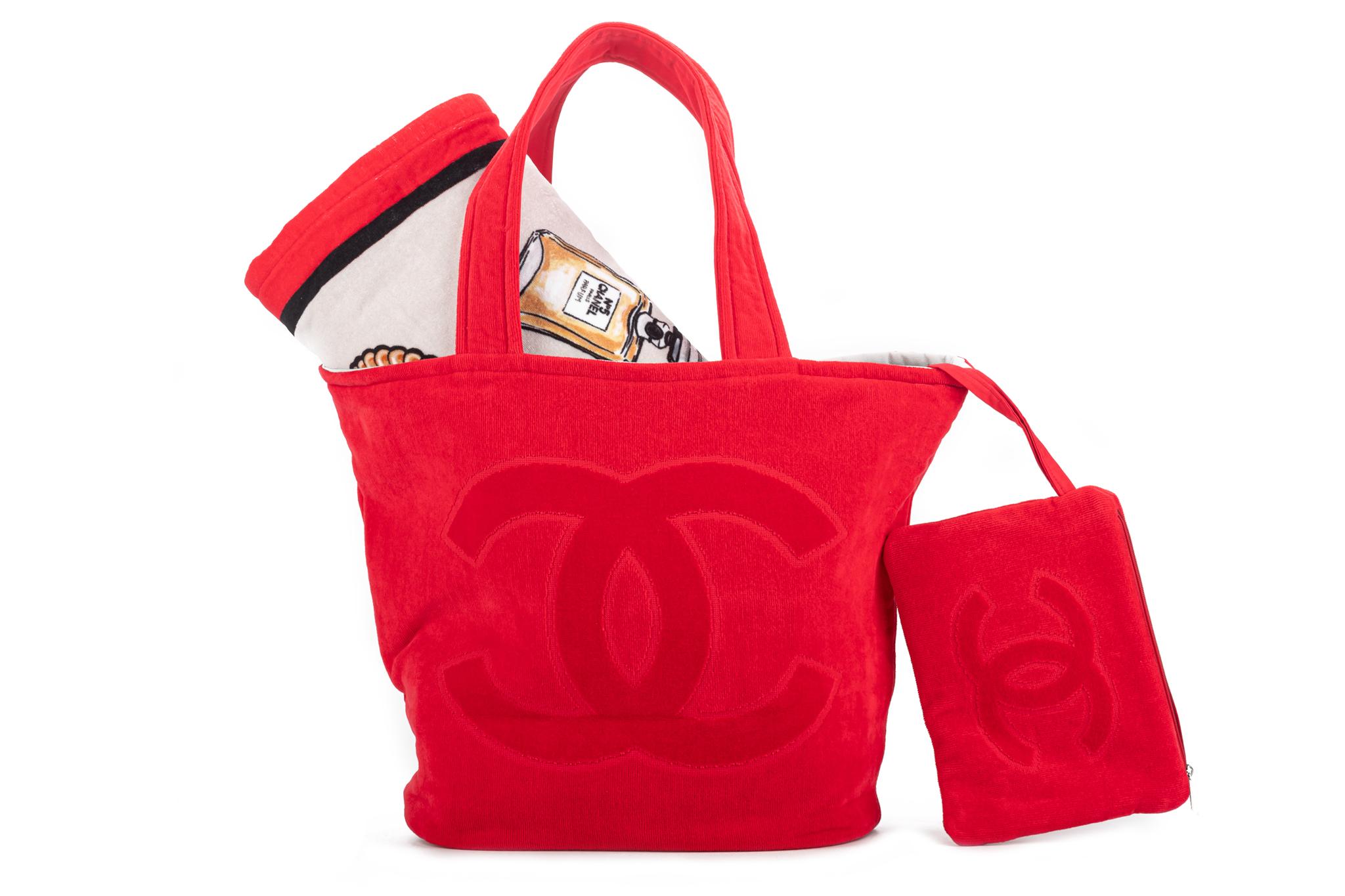 Beige Nouveau ensemble de serviettes de plage et de sacs à dos rouges Chanel au design emblématique en vente