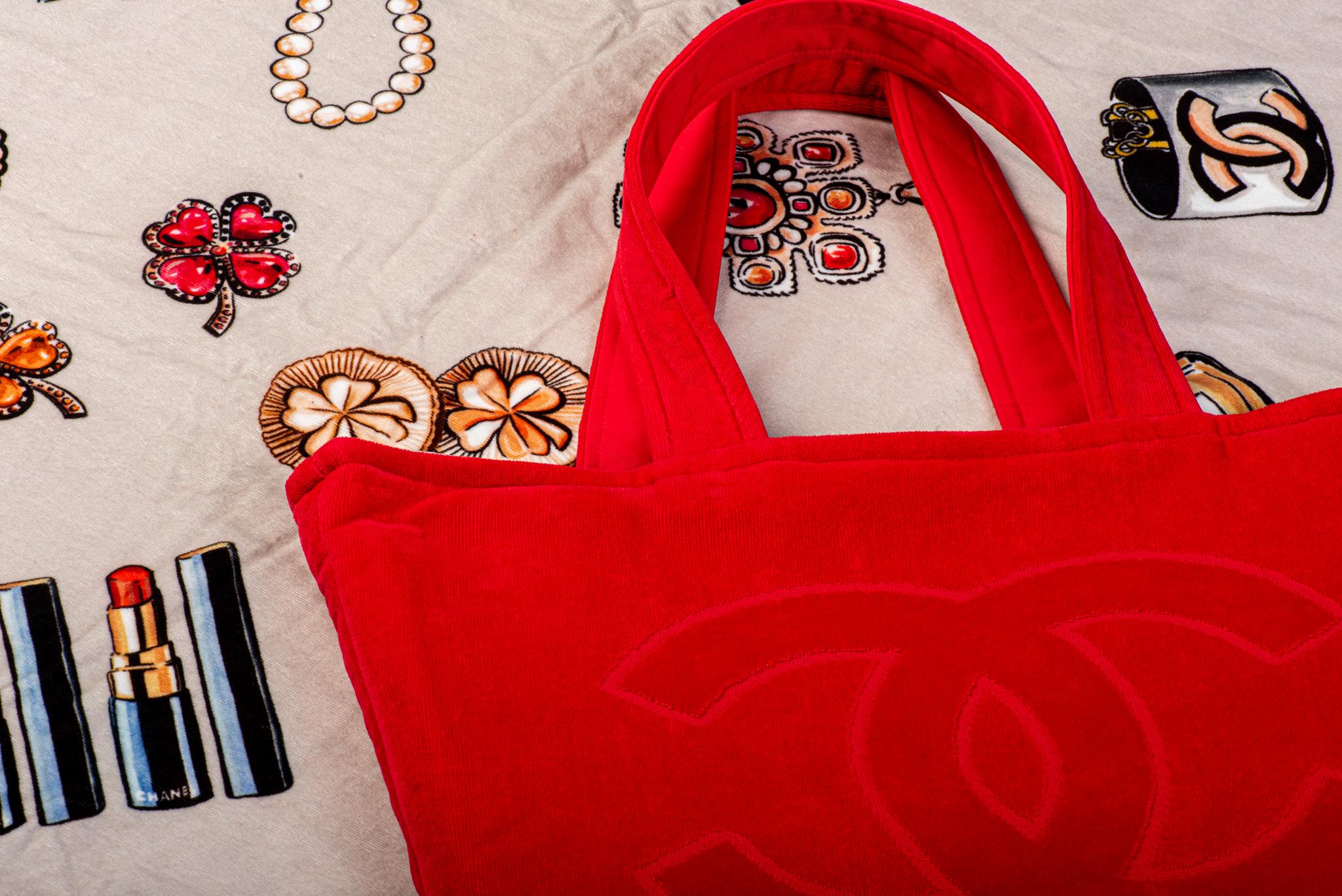Nouveau ensemble de serviettes de plage et de sacs à dos rouges Chanel au design emblématique Neuf - En vente à West Hollywood, CA