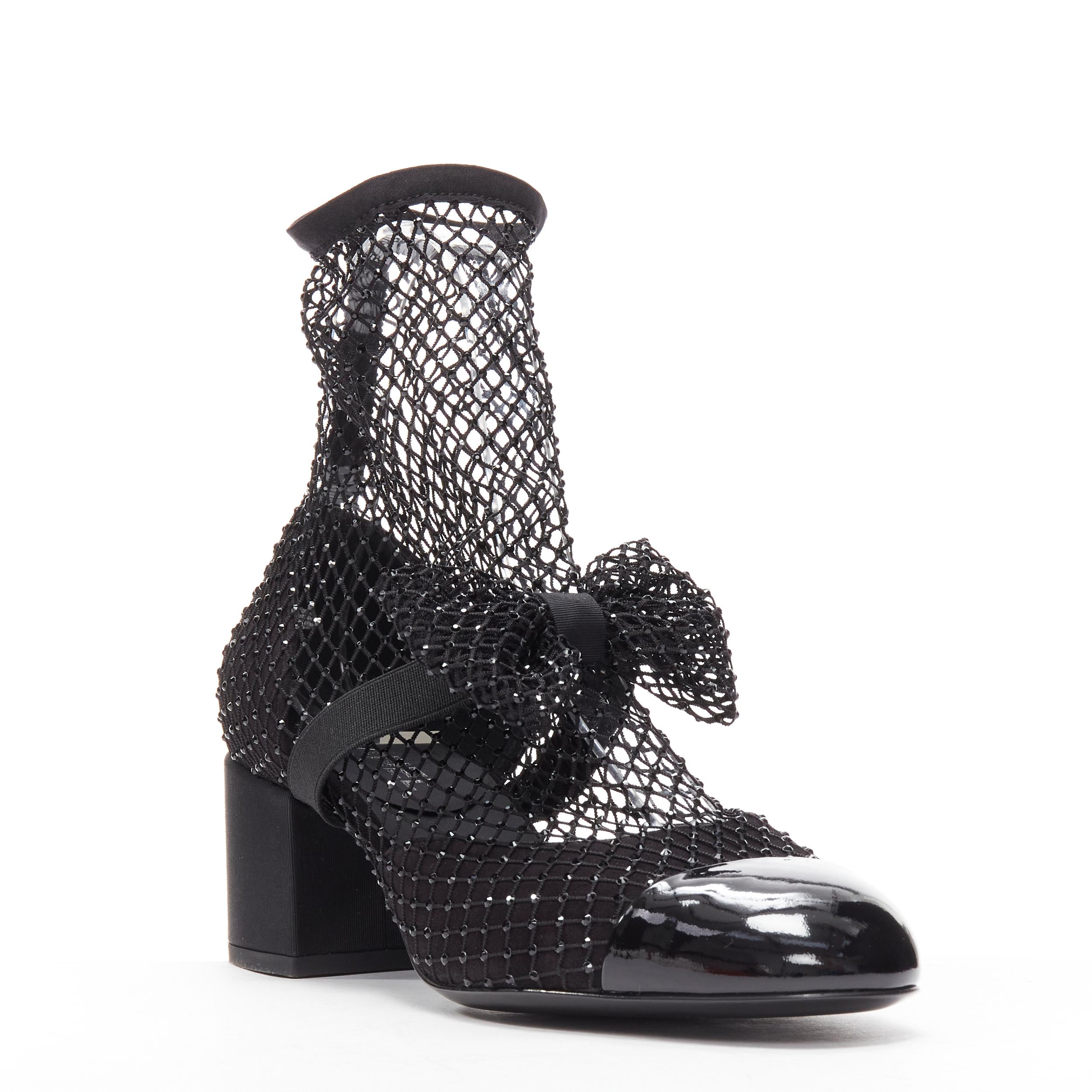 new CHANEL Runway black crystal embellished bow CC pearl fishnet chunky heels EU39
Reference: AAWC/A00503
Brand: Chanel
Designer: Virginie Viard
Collection: 2022 - Runway
Material: Mesh, Fabric
Color: Black
Pattern: Solid
Closure: