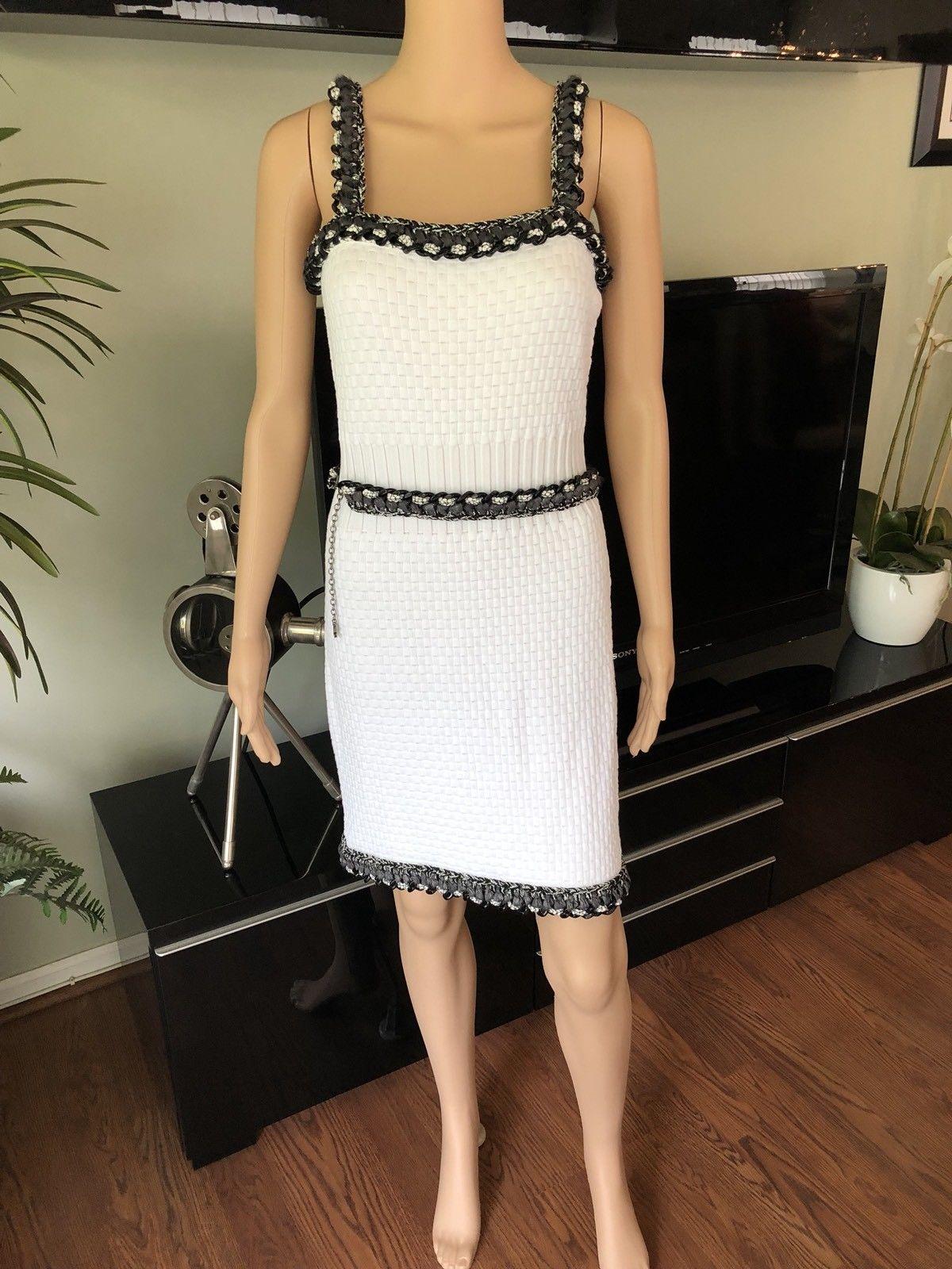 New Chanel S/S 2014 Runway Knit Chain Embellished Trim White Mini Dress FR 40

Chanel sleeveless mini dress with textured pattern throughout, chain-link trim, square neck, belt accent at waist and concealed zip closure at side.

ABOUT