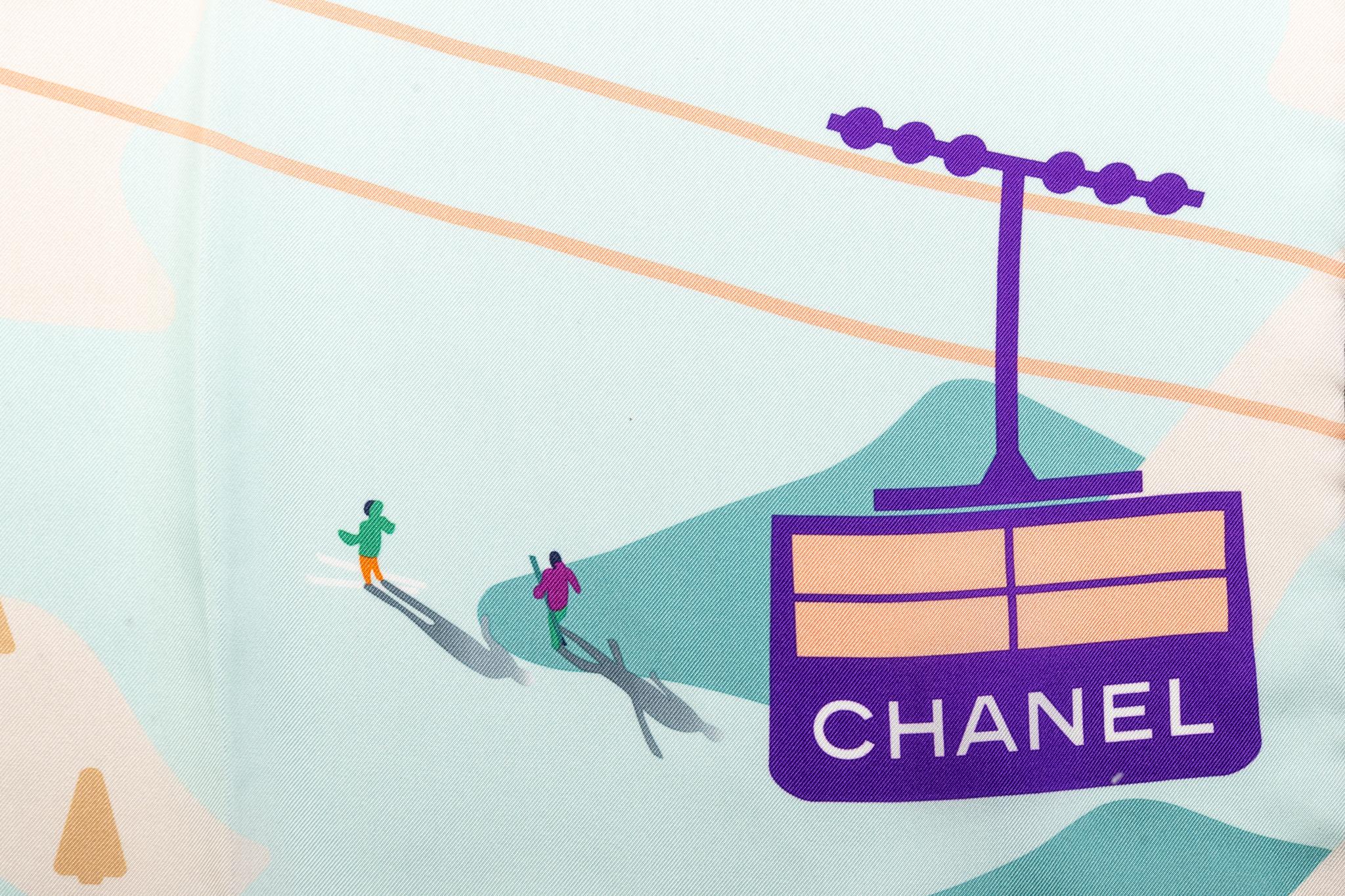 Gris Nouveau Chanel  Écharpe en soie Seafoam Mountains en vente