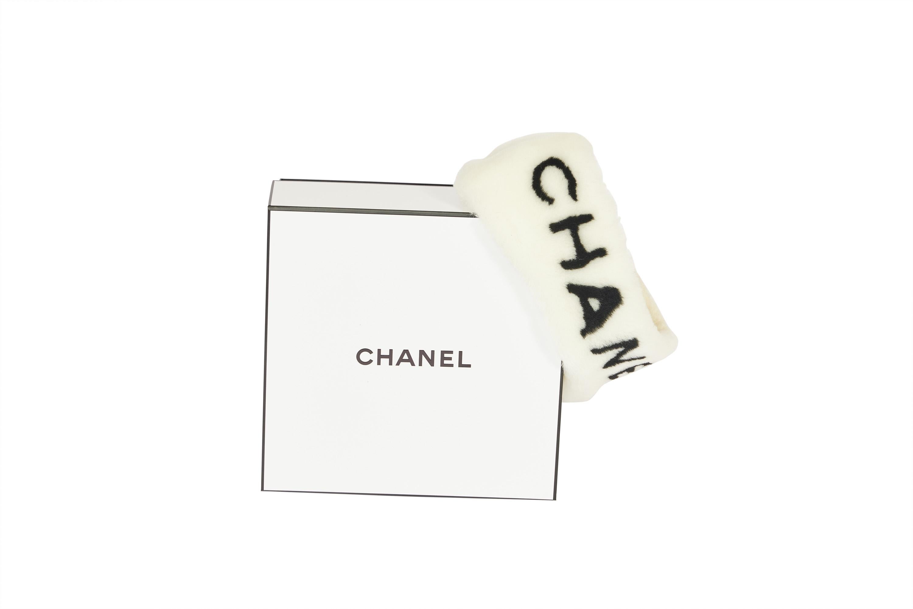 Ce bandeau de Chanel est très recherché. Il vous tient chaud et reste bien serré sur votre tête Il est tout neuf et n'a jamais été porté et est livré dans la boîte d'origine de Chanel. Sur le devant, il est écrit Chanel.