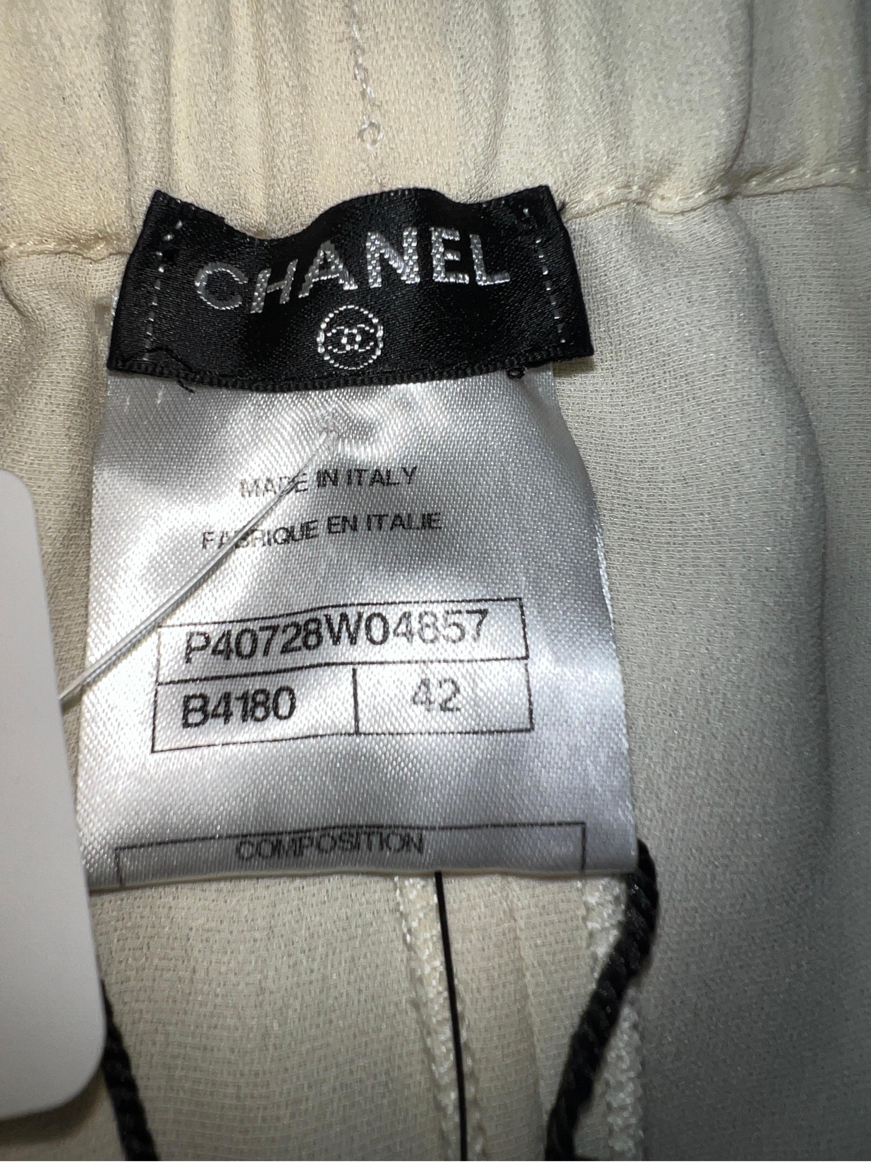 UNWORN Chanel Signature Monochrome Cream Black Playsuit Mini Jumpsuit Overall 42 In Excellent Condition For Sale In Switzerland, CH