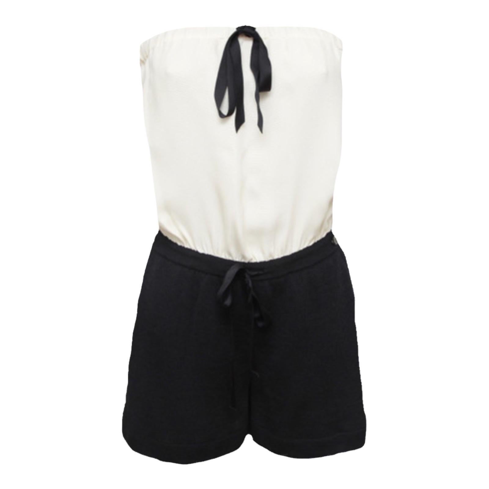UNWORN Chanel Signature Monochrome Cream Black Playsuit Mini Jumpsuit Overall 42 For Sale
