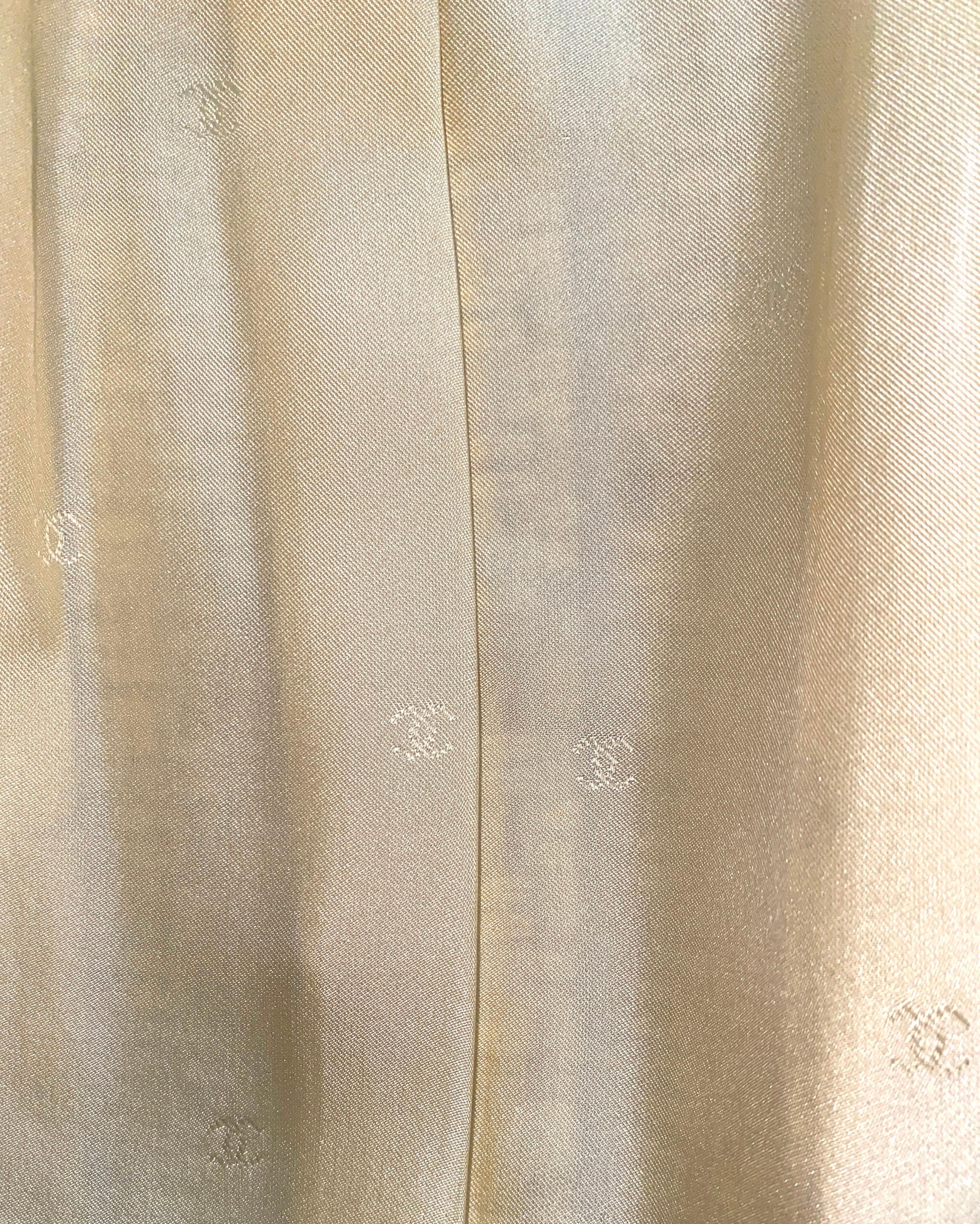 Beige UNWORN Chanel Timeless Lesage Manteau en tweed avec plaque CC Logo 42 en vente