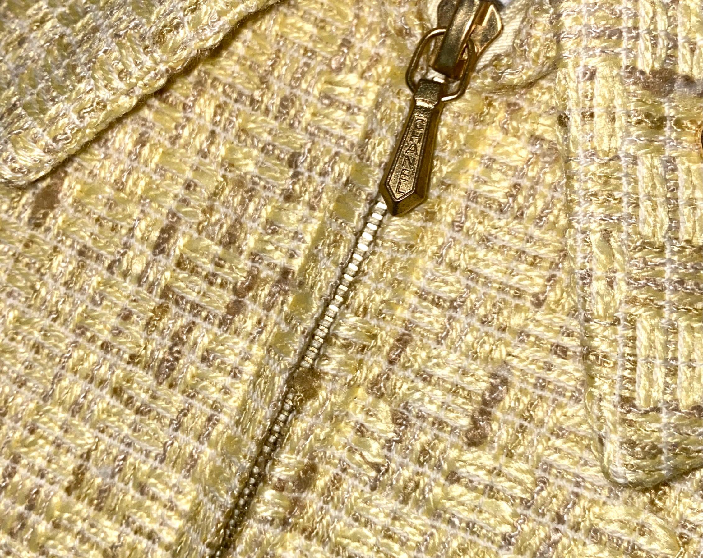UNWORN Chanel Timeless Lesage Manteau en tweed avec plaque CC Logo 42 en vente 1