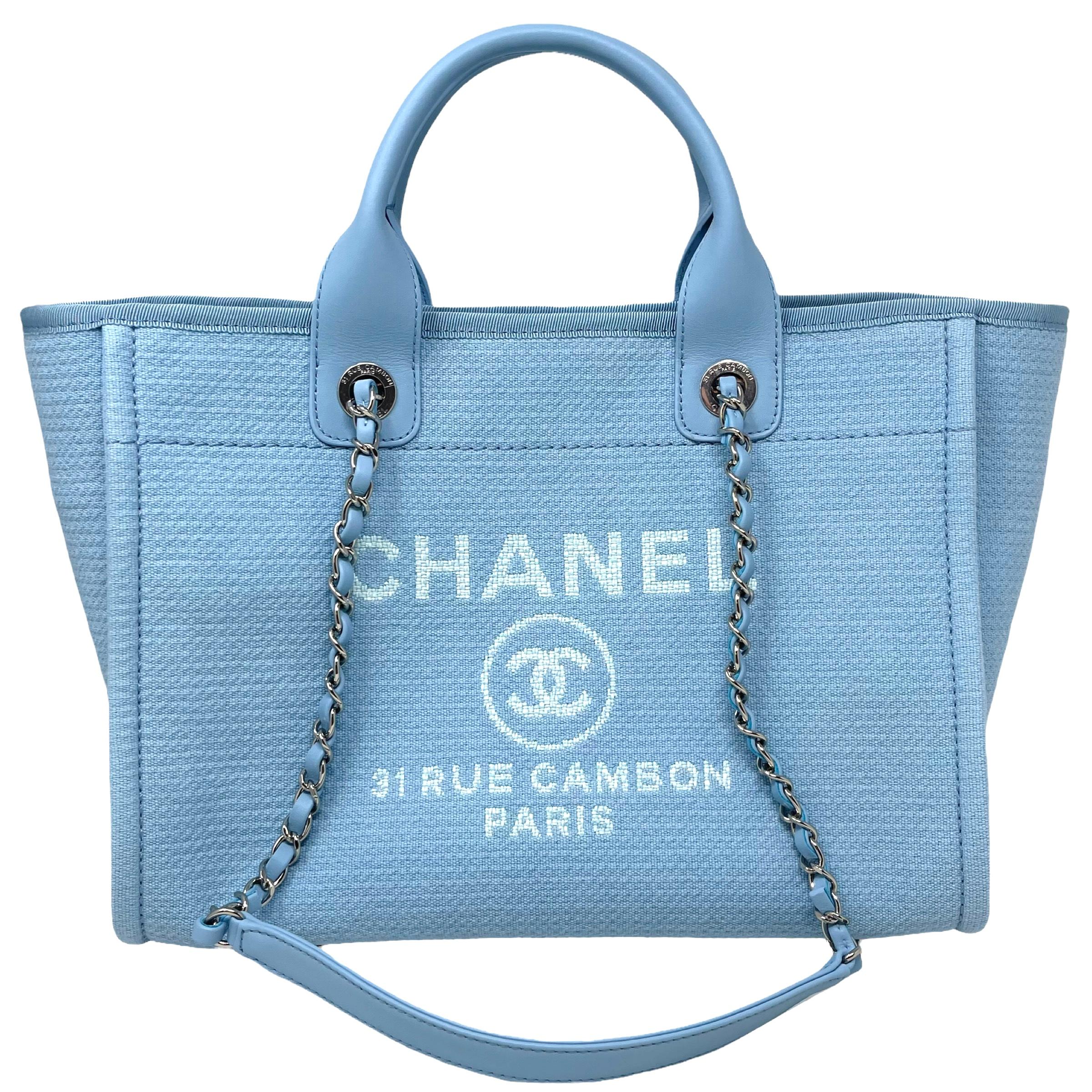 Neu Chanel Kleine Deauville Einkaufstasche Blau Boucle Silber Hardware Tote Bag

DETAILS
Marke: Chanel
Zustand: Brandneu
Geschlecht: Frauen
Stil: Tragetasche
Farbe: Blau
Material: Boucle-Stoff
CC-Unterschrift und Chanel-Logo
Silberfarbene