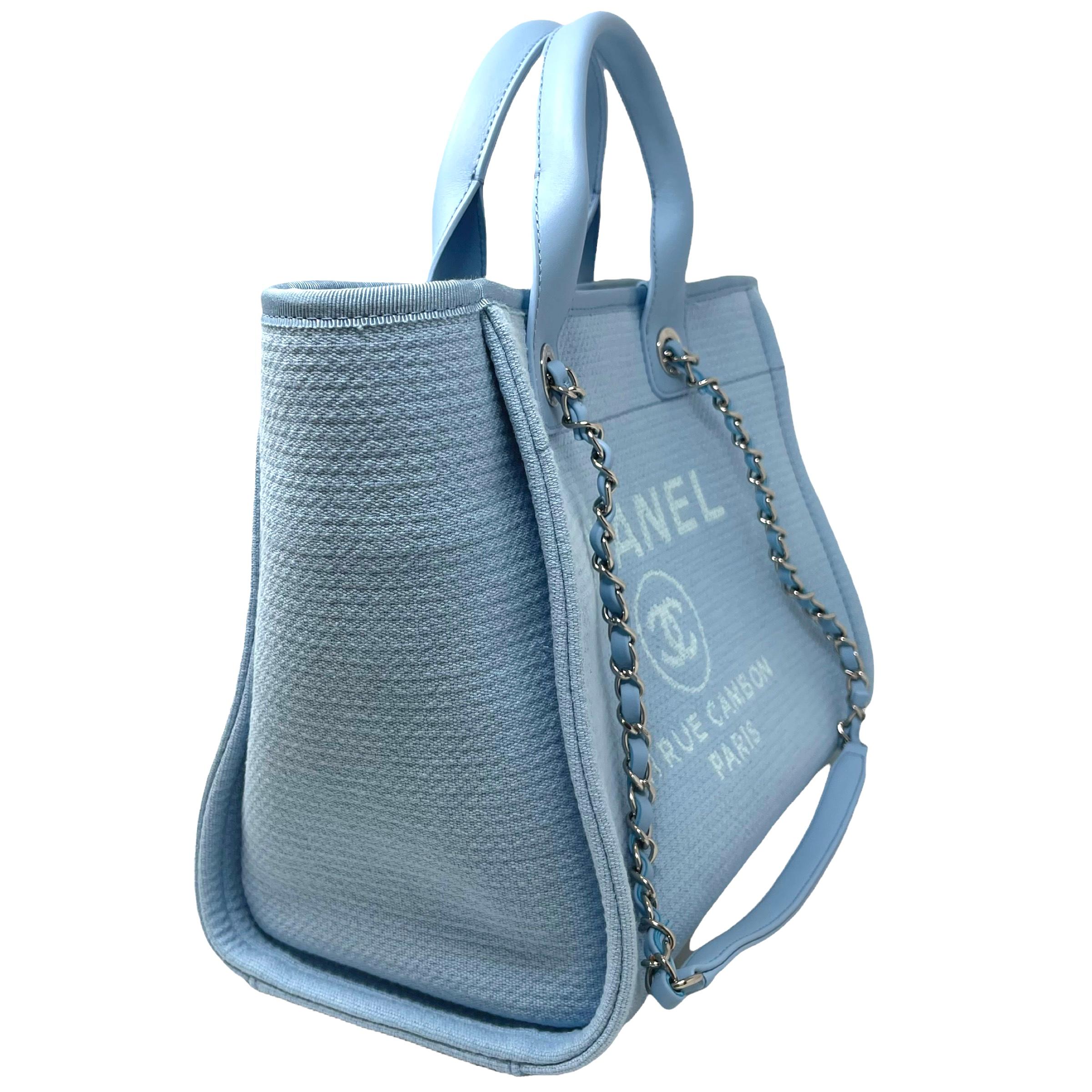 NEU Chanel Kleine Deauville Einkaufstasche Blau Boucle Silber Hardware Tote Bag im Zustand „Neu“ im Angebot in San Marcos, CA