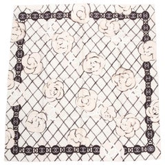 Nouveau foulard en soie Chanel « Camélia blanc »