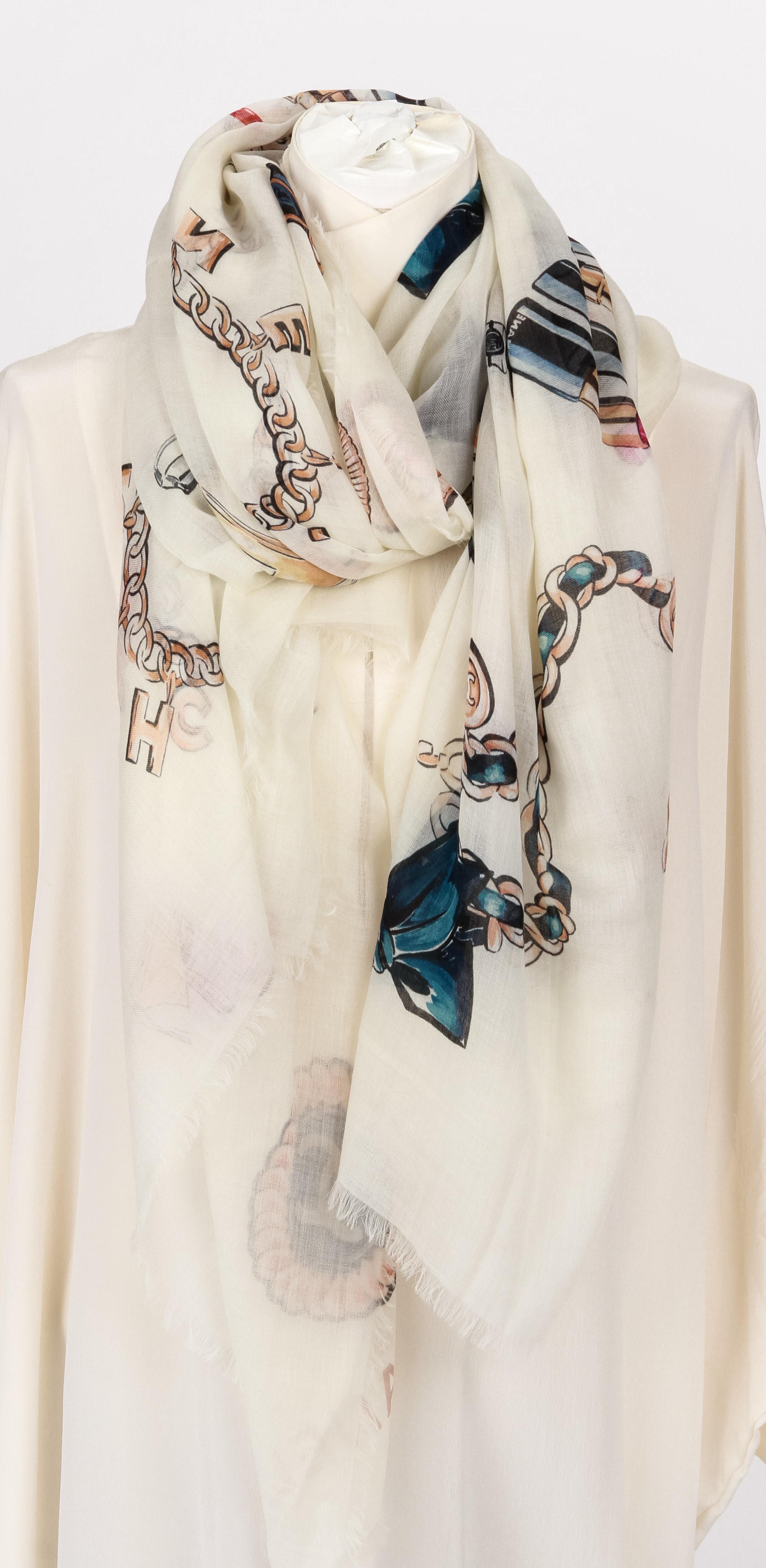 New Chanel Scialle bianco in cashmere Gripoix XL In condizioni Nuovo in vendita a West Hollywood, CA