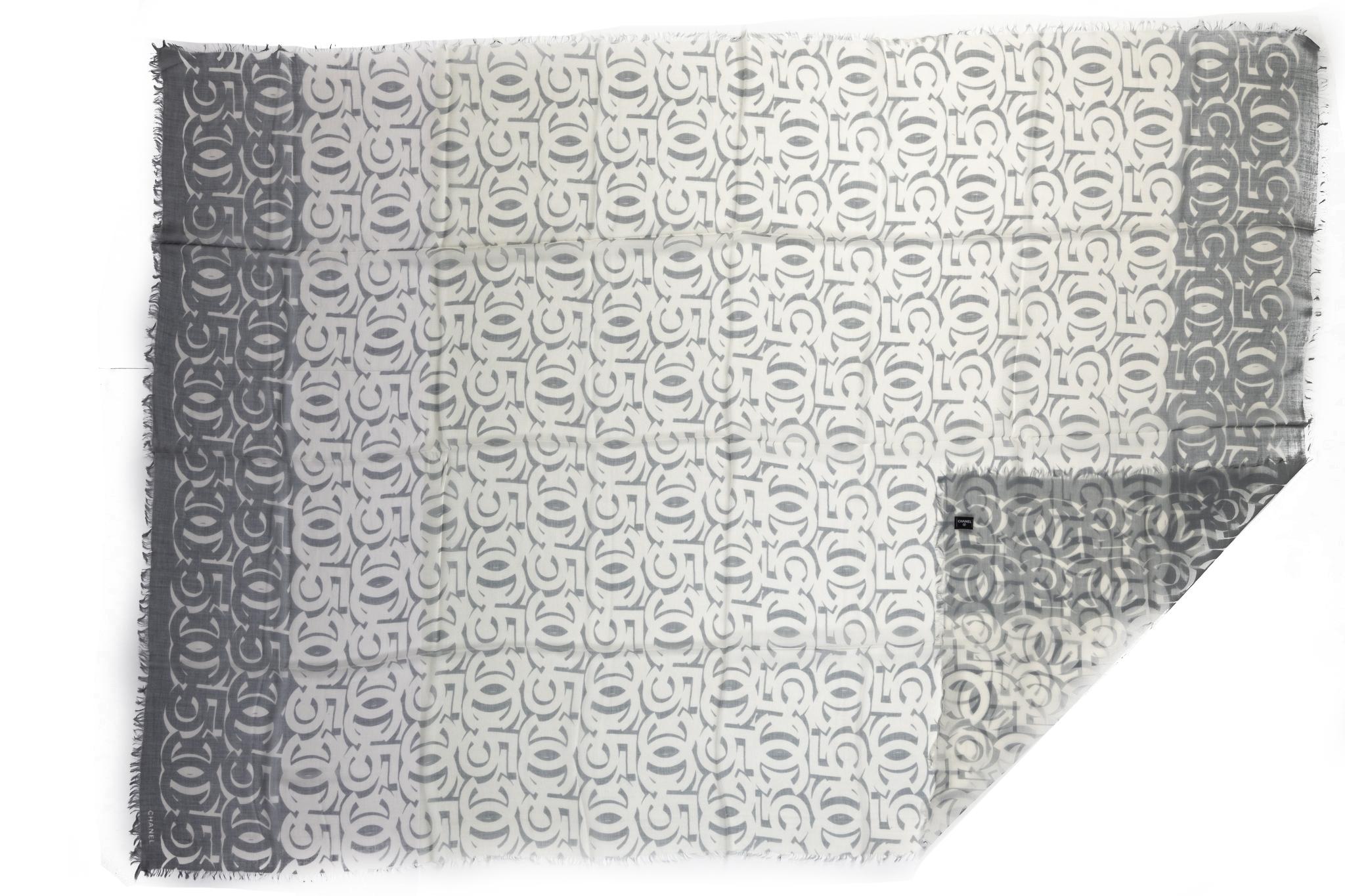 Chanel brandneue Kaschmir und Seide weiß und grau Logo-Design Schal. Pflegeetikett.
