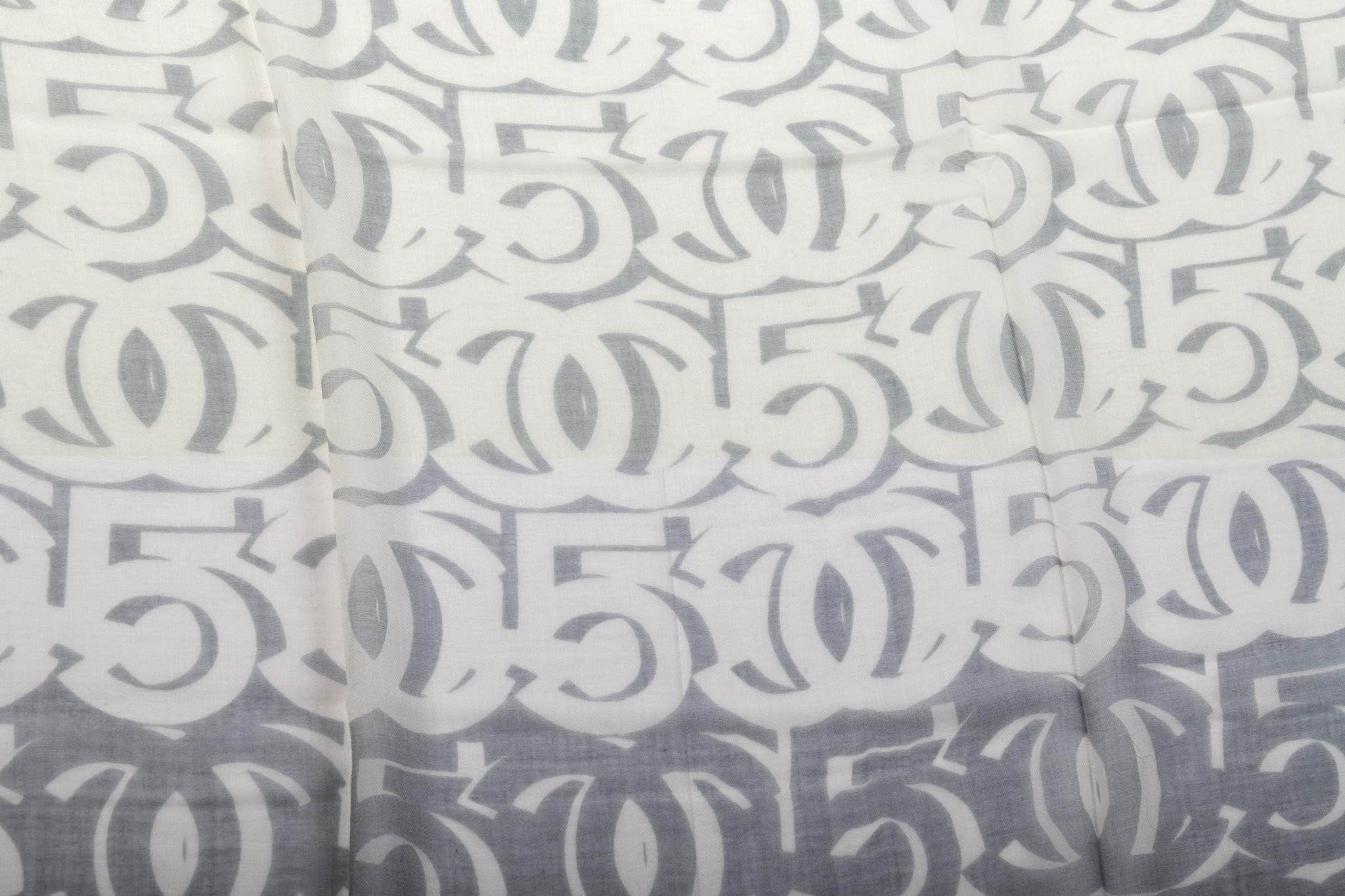 NEU: Chanel-Kaschmirschal mit weiß-grauem Logo CC (Grau) im Angebot