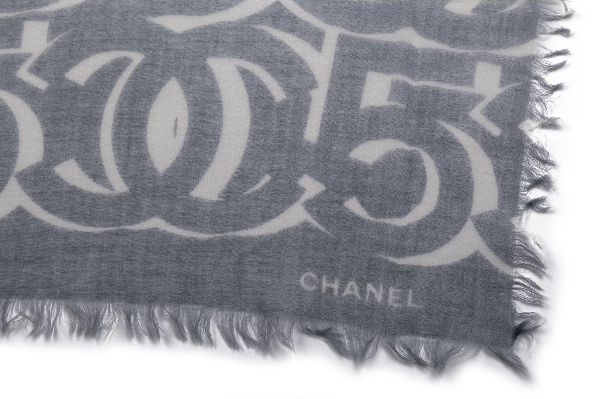 NEU: Chanel-Kaschmirschal mit weiß-grauem Logo CC im Zustand „Neu“ im Angebot in West Hollywood, CA