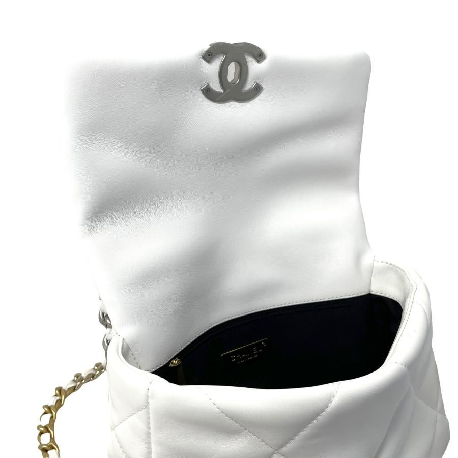 NEW Chanel White Small 22S Lambskin Chanel 19 Flap Bag Crossbody Shoulder Bag For Sale 9