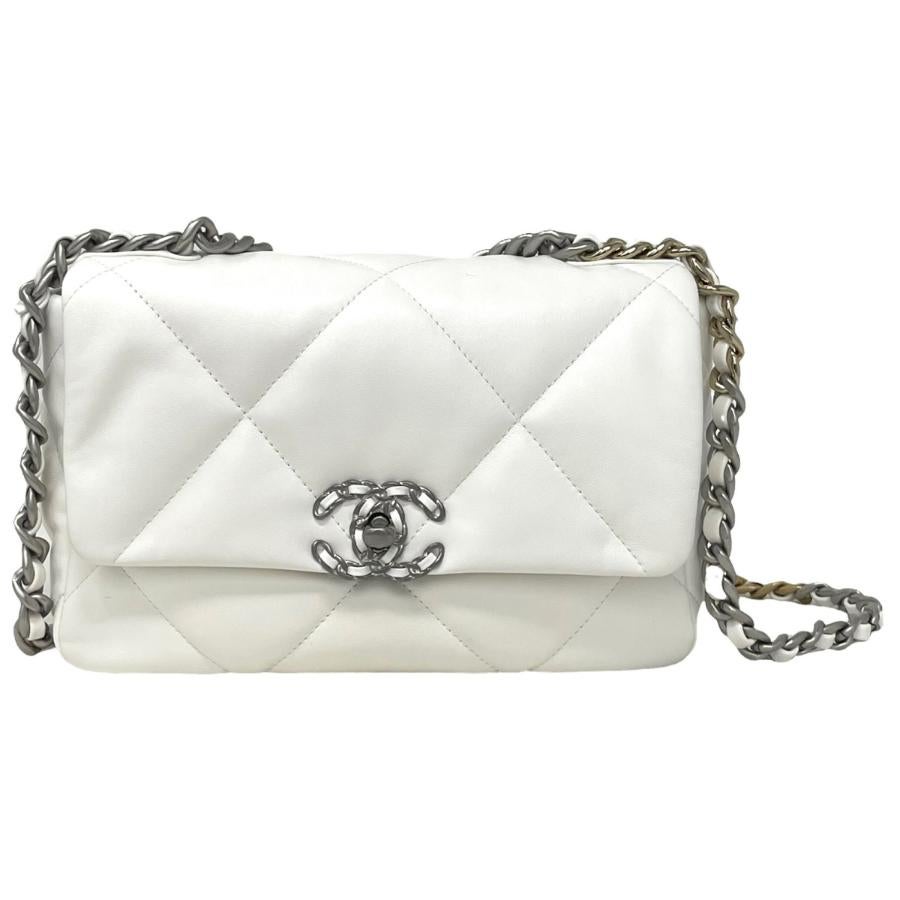 New Chanel White Small 22S Lambskin Chanel 19 Flap Bag Crossbody Shoulder Bag

Authenticity guaranteed

DETAILS
Brand: Chanel
Condition: Brand New
Gender: Women
Style: Crossbody bag
Color: White
Material: Leather
CC logo
Flap closure
Chain and