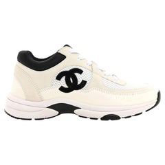 ¡NUEVO! Zapatillas deportivas de mujer de Chanel con logotipo CC, de ante de becerro y con cordones - Todas las tallas