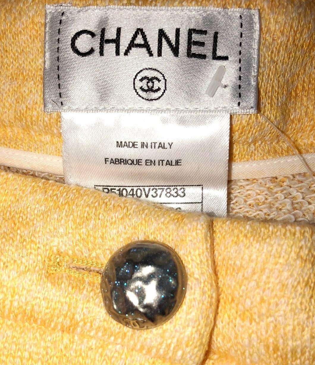 UNWORN Chanel Yellow Shorts Hot Pants Trousers with CC Logo Button 36 In Excellent Condition In Switzerland, CH