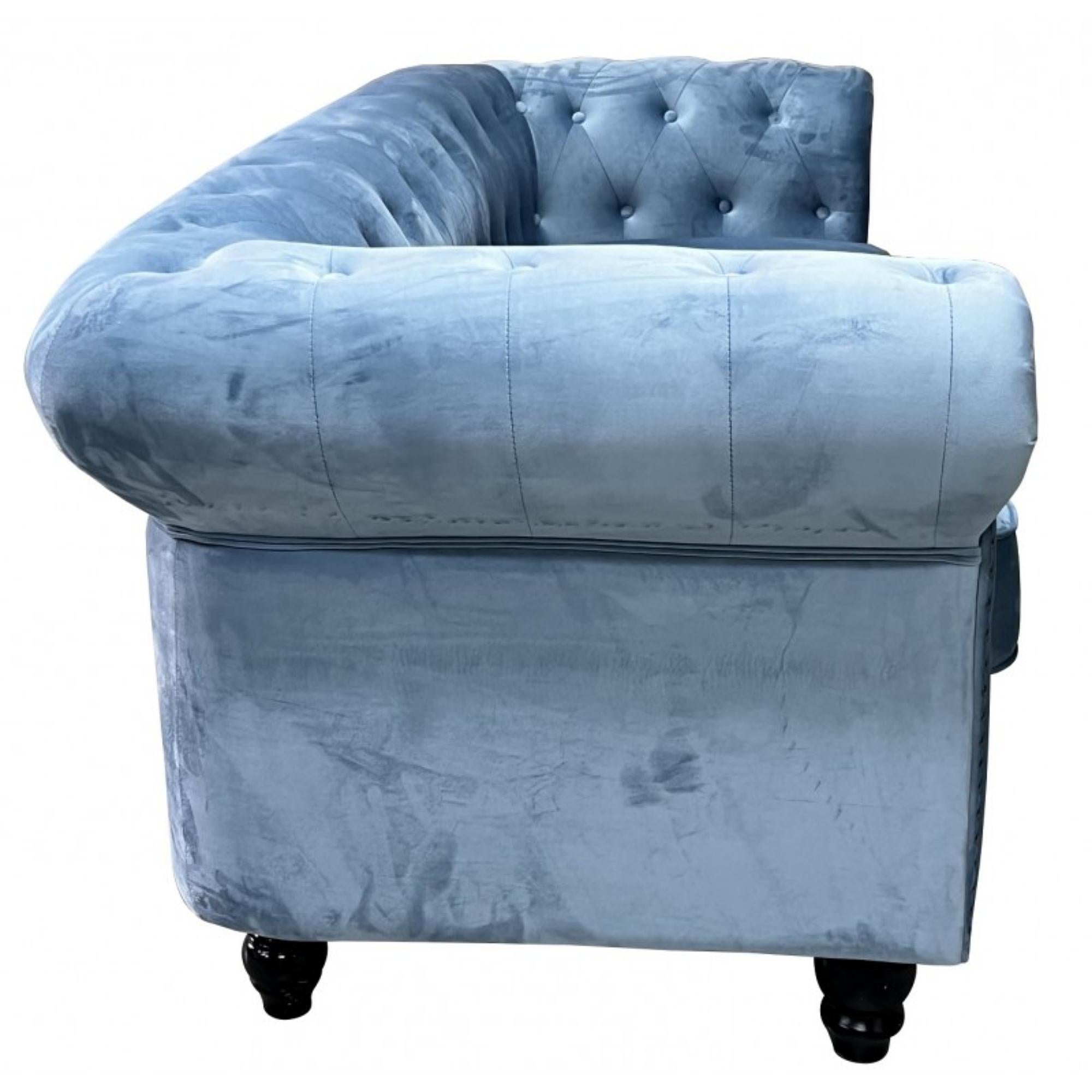 Moderne Nouveau canapé Chester Premium 2 Seater, rembourrage en velours bleu poussiéreux en vente