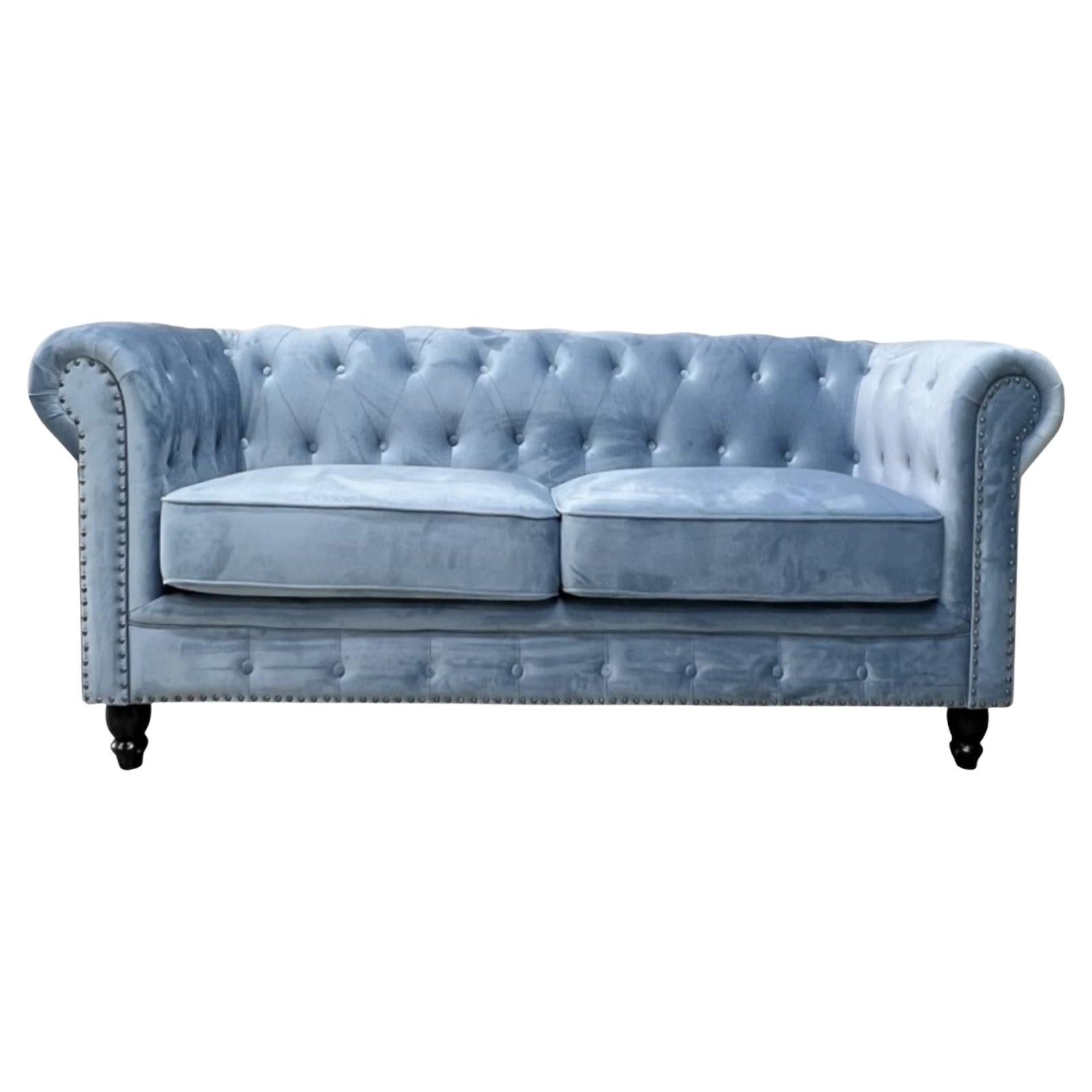 Nouveau canapé Chester Premium 2 Seater, rembourrage en velours bleu poussiéreux en vente