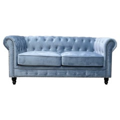 Nouveau canapé Chester Premium 2 Seater, rembourrage en velours bleu poussiéreux