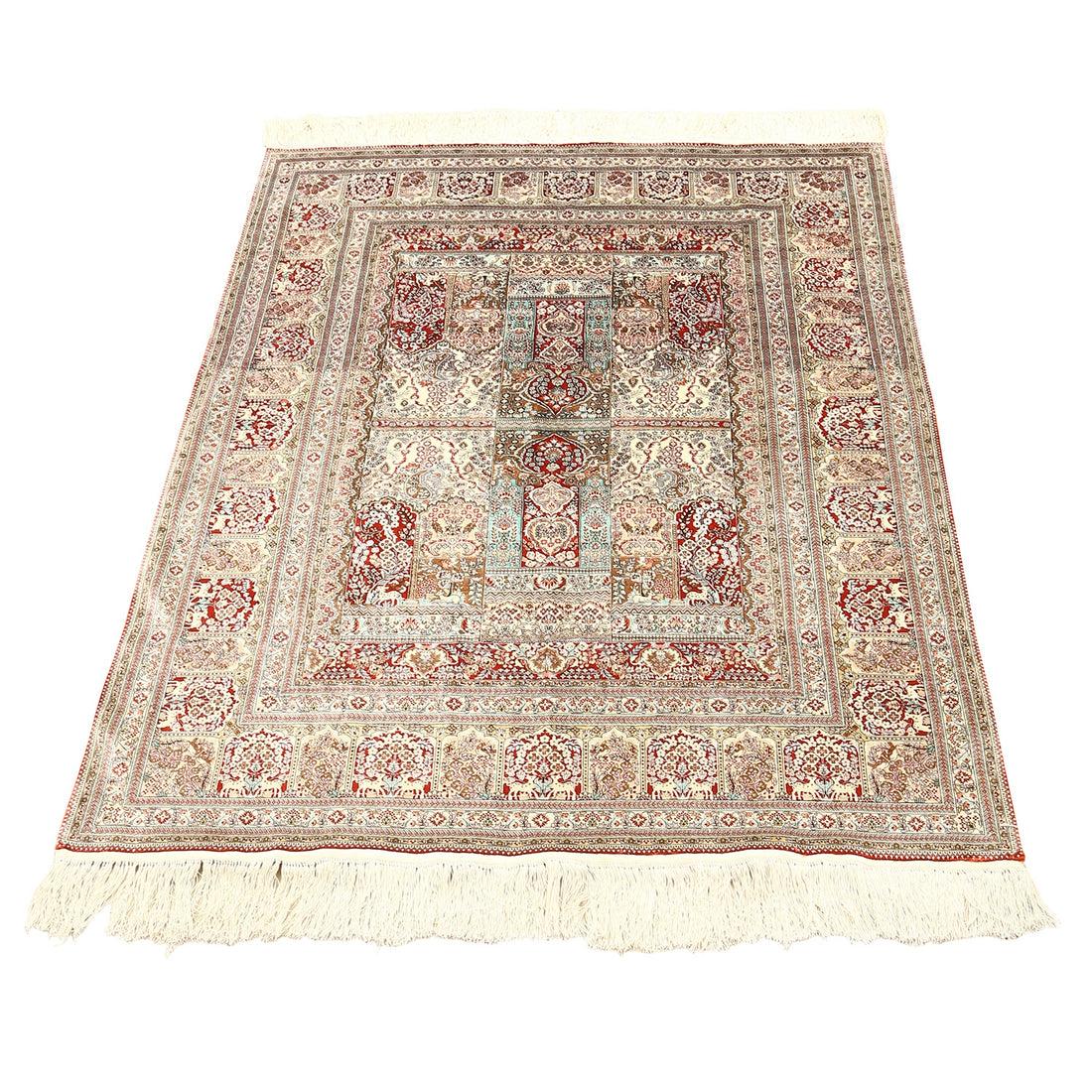 Tapis New China en soie 4'0x3'2
 
 Détails clés :
 Pile : Soie
 Fondation : Soie
 Origine : Chine Soie de Chine
 Design/One : Médaillon central
 Âge approximatif : 15 ans
 Qualité (KPI) : 1600
 Condit : Nouveau
 Dimension : 4'0x3'2 
 Numéro