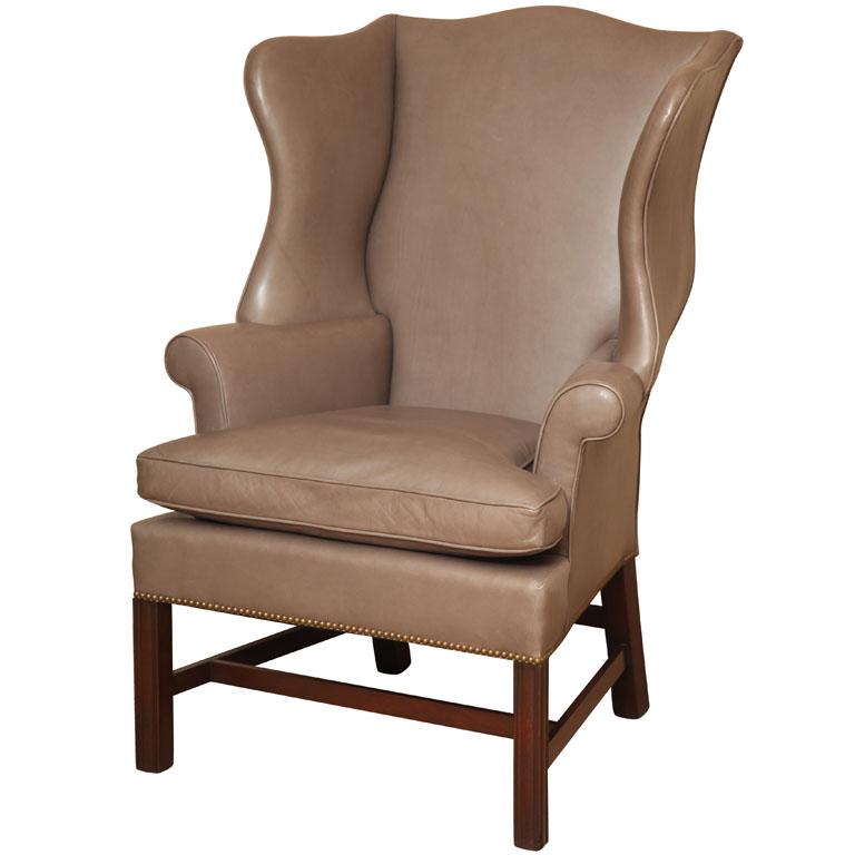 Elegant fauteuil à oreilles en acajou de Wood & Hogan, reproduit d'après un original du XVIIIe siècle à la manière de Chipppendale.  Recouvert de cuir, la base est ornée de clous en laiton antique.

La Nature est tapissée de manière traditionnelle