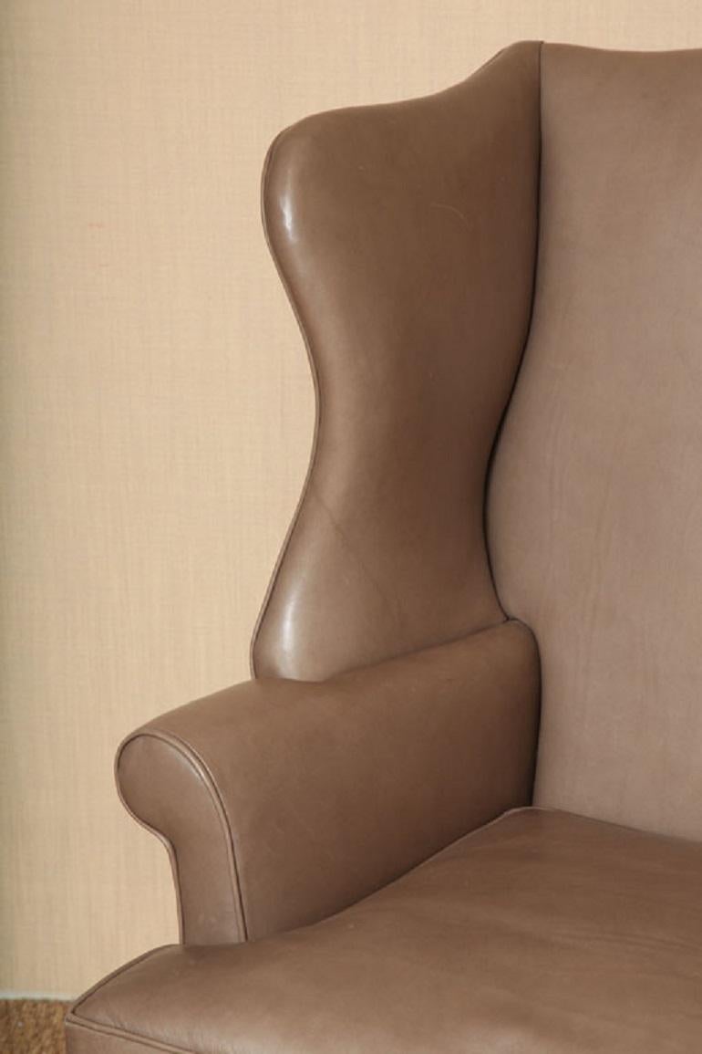 Fait main Nouveau fauteuil à oreilles haut en acajou de style Chippendale recouvert de cuir  en vente