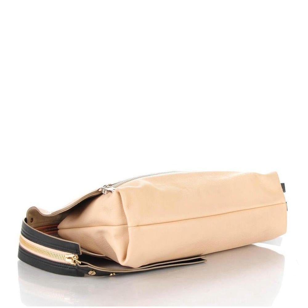 This oversized clutch 'Dalston' is crafted of beige grained calfskin leather with black leather accents. This is a great compliment for a day to night outfit, from Chloe!
 Top zip fastening
Front embossed logo stamp
Front zip pocket
Internal patch