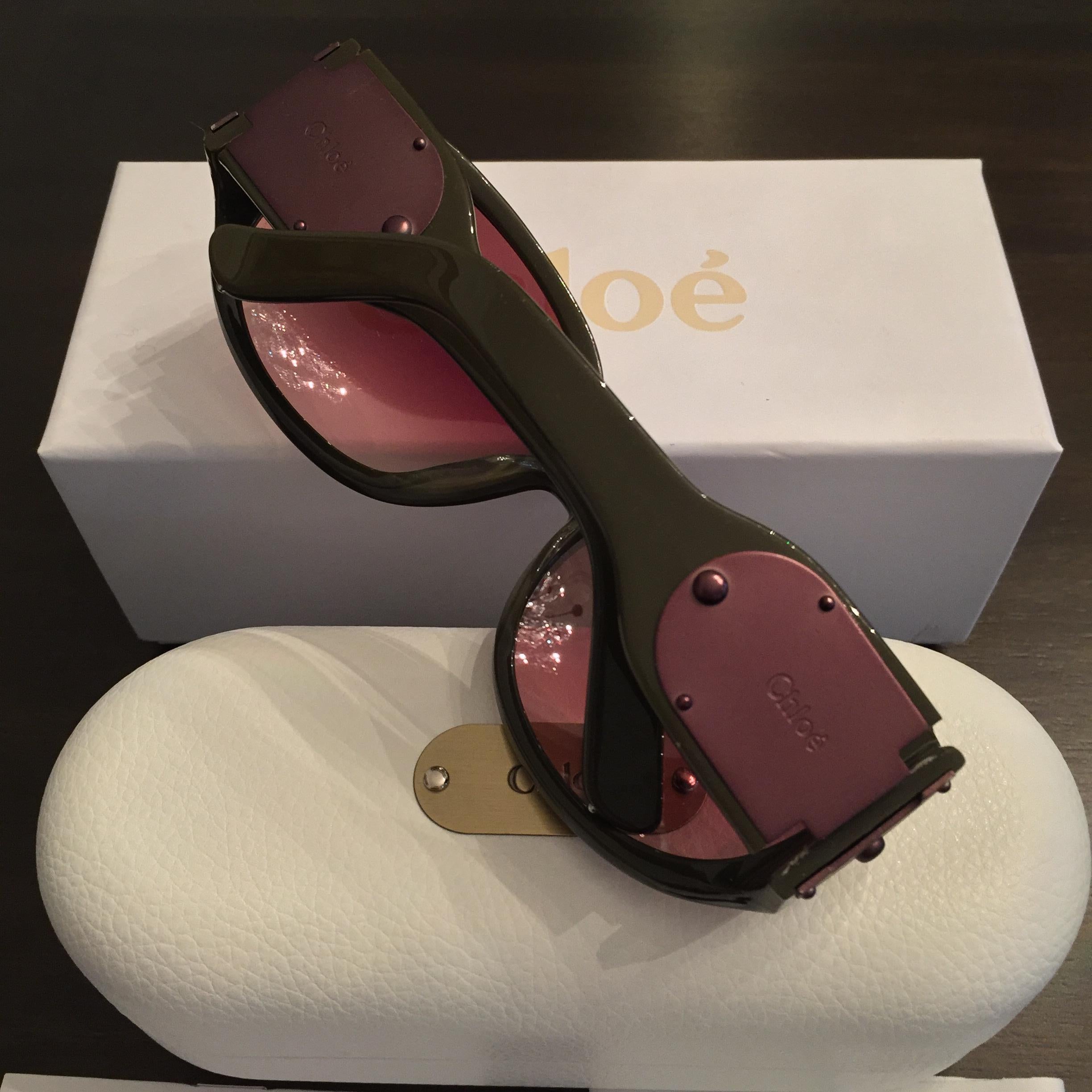 Neu Chloe Dark Olive Sonnenbrille mit Etui & Karten im Zustand „Neu“ im Angebot in Leesburg, VA