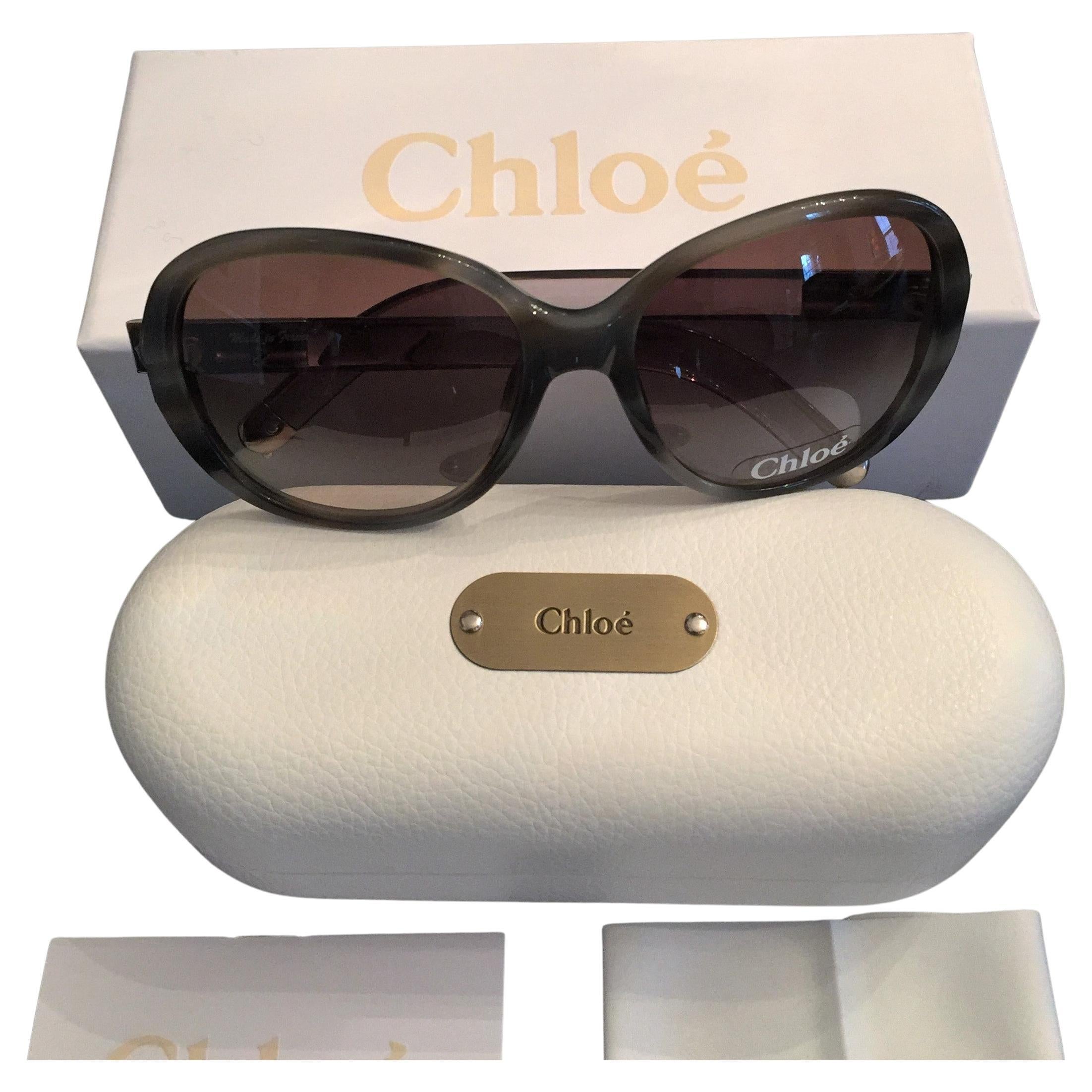 Gafas de sol Chloe Horn
Nuevo
* Impresionantes lentes degradadas verdes
* Marcos con motivos de cuernos grises/verdes
* Tallos únicos de Lucite transparente
* Diseñado a juego con el bolso Saskia
* Anchura del marco 5,75
* Altura del marco 2,25
*