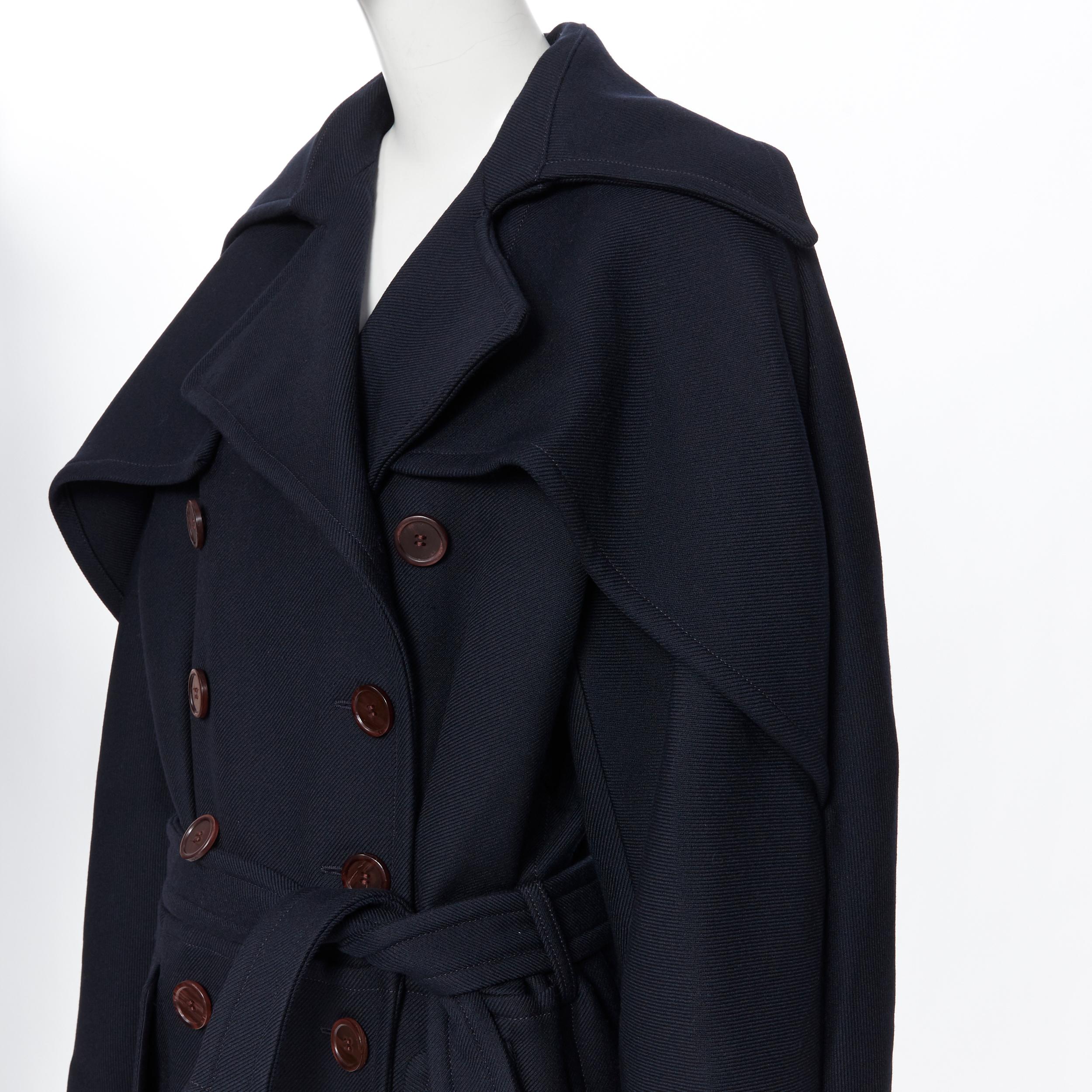 new CHLOE Iconic Navy wool ruffle front double brasted belted trench coat FR36
Brand: Chloe
Model Name / Style: Double breasted coat
Material: Wool
Color: Blue
Pattern: Solid
Closure: Button
Extra Detail: Ruffle detail at front. Fitted seam at