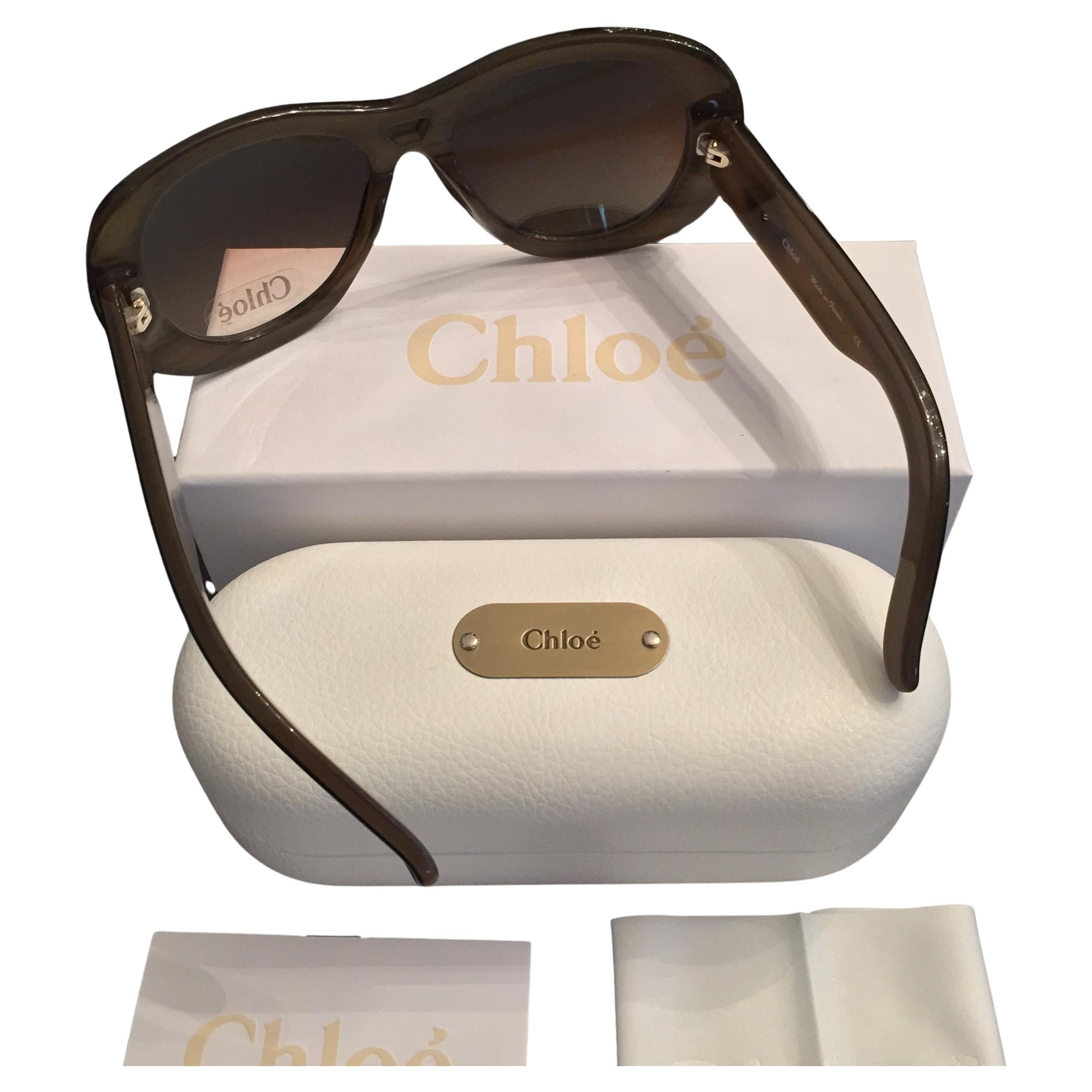 Gafas de sol Chloe
Nuevo
* Lentes Gradientes Ciruela
* Marcos de imitación de madera
* Ferretería Chloe en los Templos
* Fabricado en Francia
* 100% Protección UVA/UVB
* Viene con estuche rígido Chloe, caja Chloe, paño de limpieza, tarjeta de