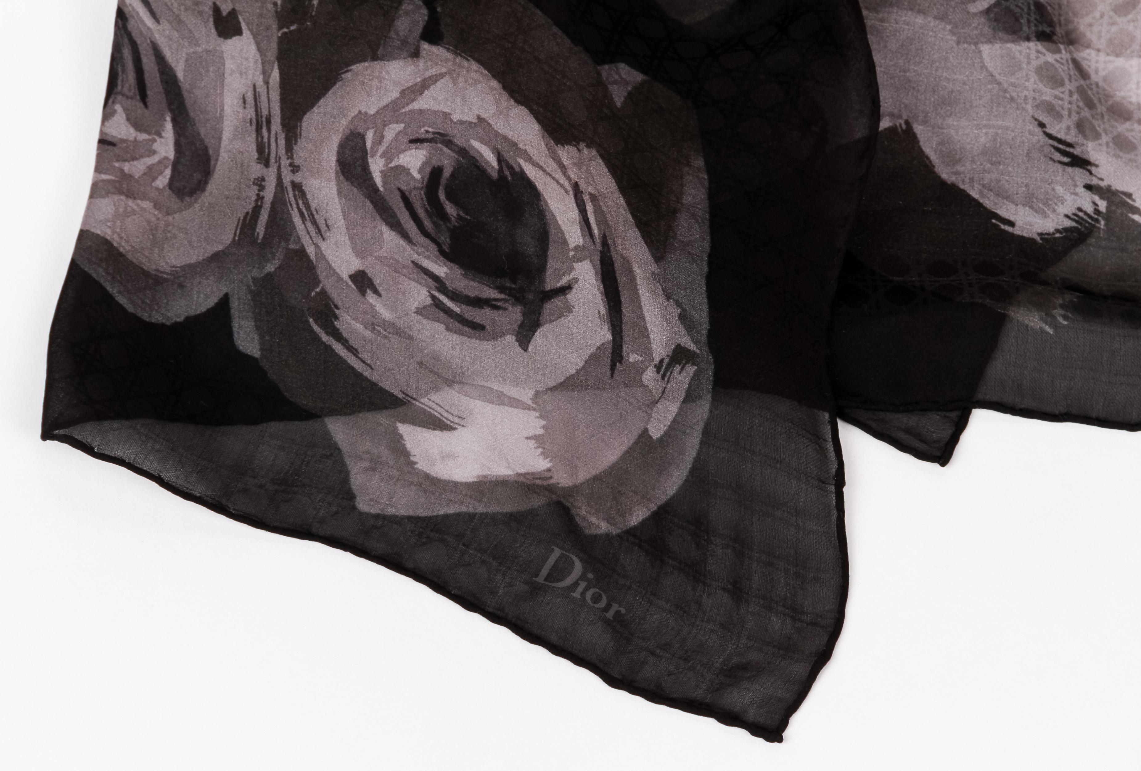 Noir Christian Dior - Écharpe châle en soie matelassée noire avec étole, état neuf en vente